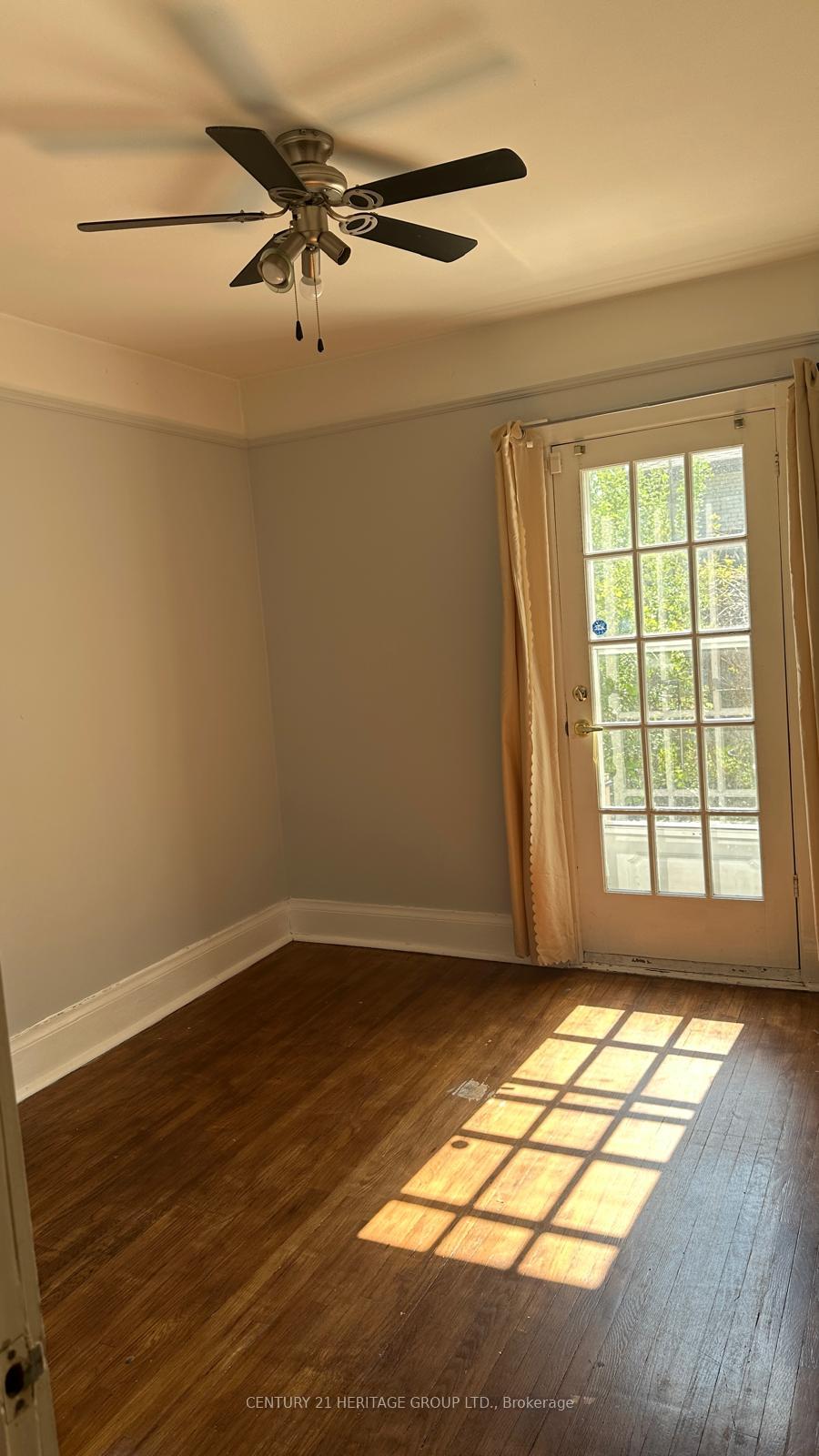 Photo 5 of 930 Scarlett Road, Etobicoke, Humber Heights — HOMEH