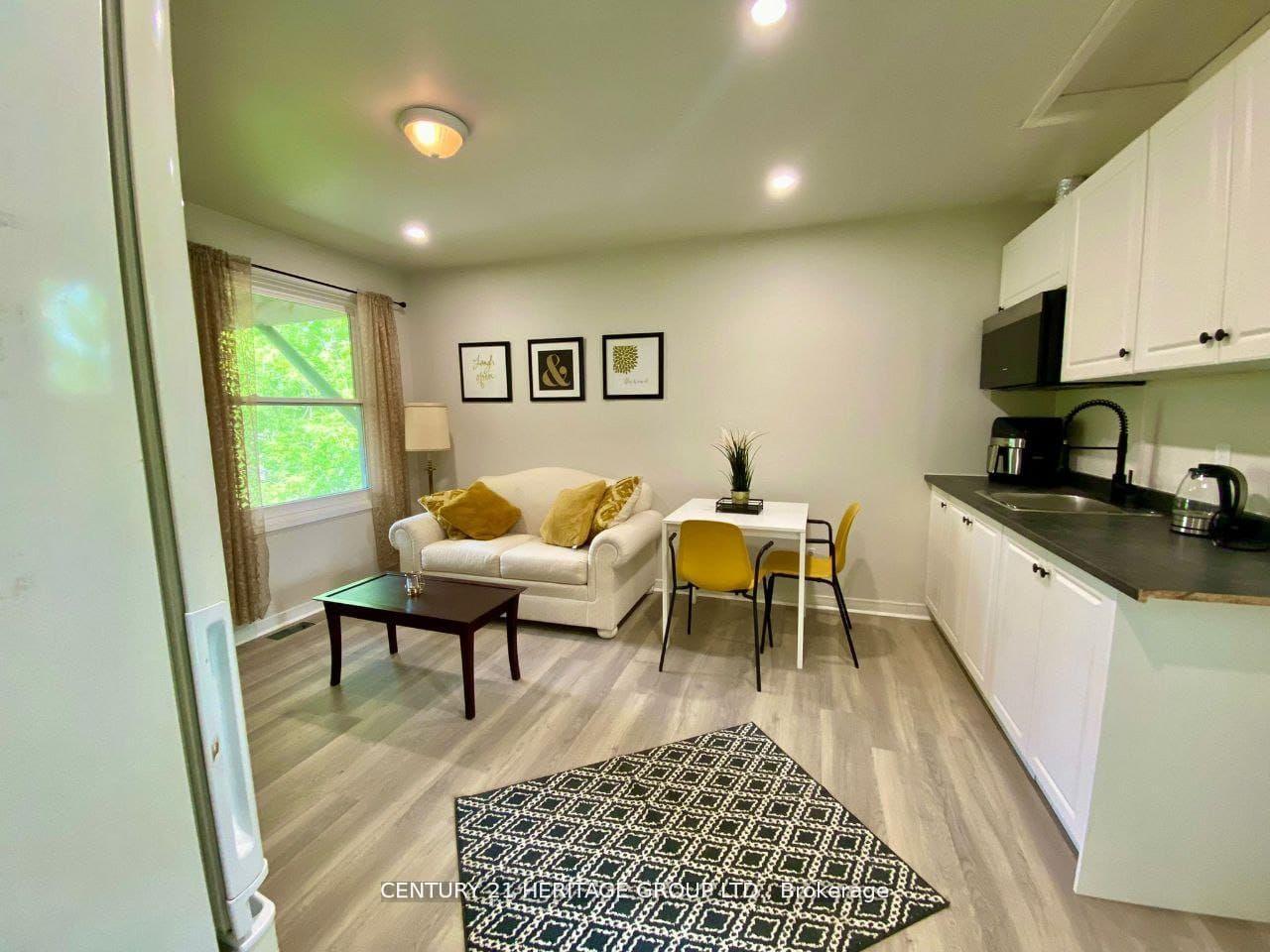 Photo 4 of Unit B, 287 Lorne Avenue E, Newmarket, Central Newmarket — HOMEH