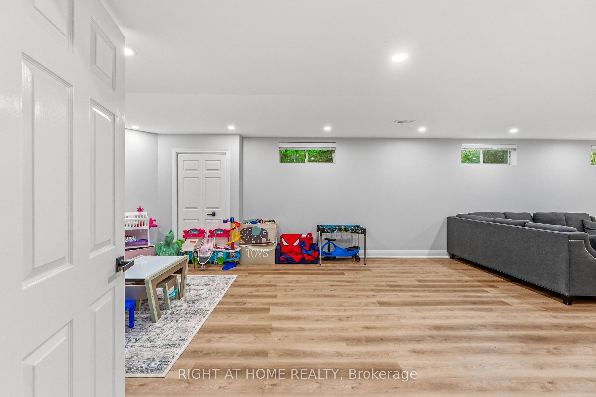 Photo 35 of 80 Edward Pottage Crescent, King, Pottageville — HOMEH