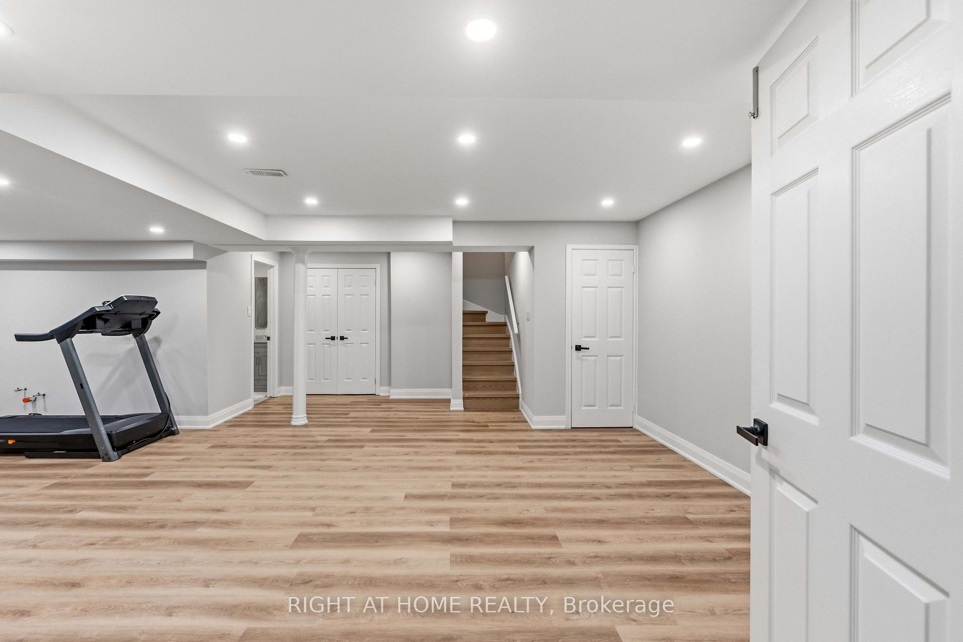 Photo 39 of 80 Edward Pottage Crescent, King, Pottageville — HOMEH
