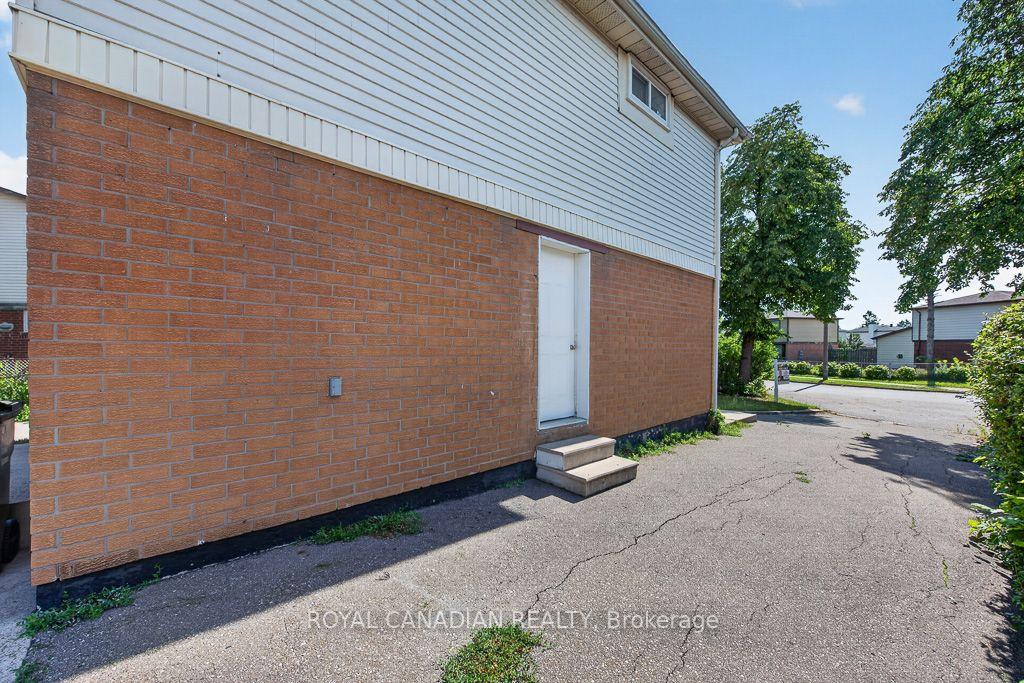 Photo 8 of 6 Damascus Drive, Etobicoke, West Humber-Clairville — HOMEH