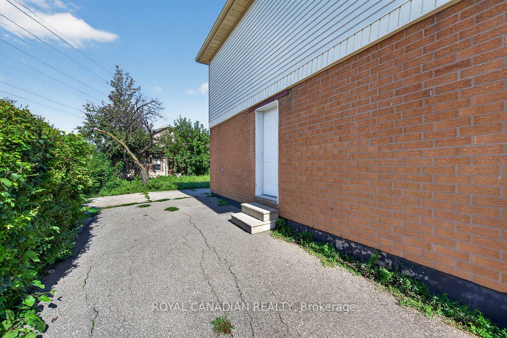 Photo 10 of 6 Damascus Drive, Etobicoke, West Humber-Clairville — HOMEH