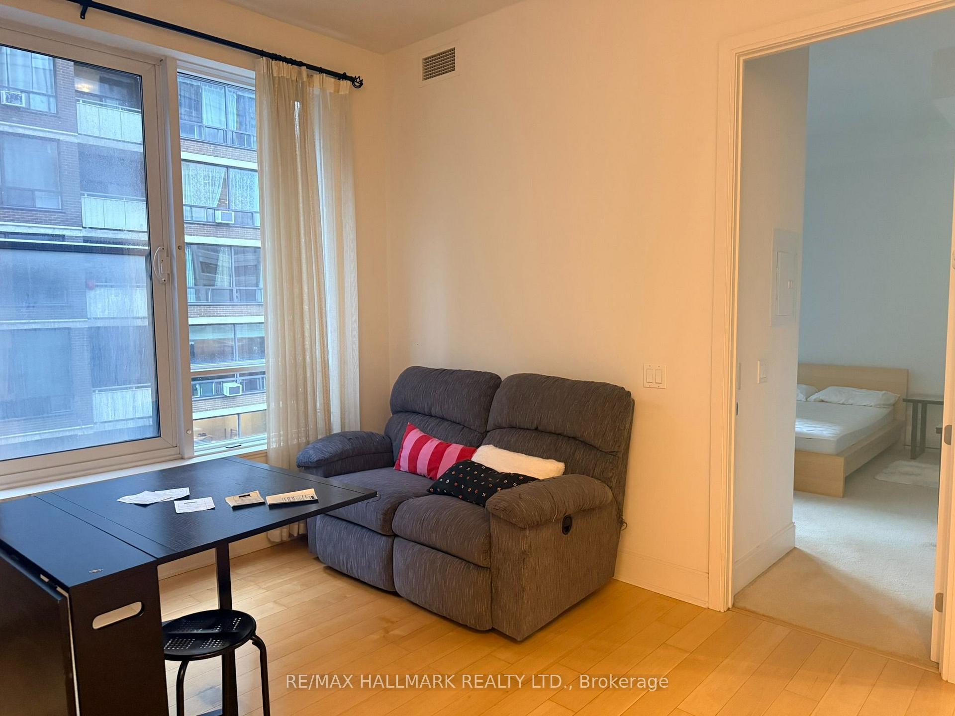 Photo 8 of Unit 803, 21 Balmuto Street, Toronto, Bay Street Corridor — HOMEH