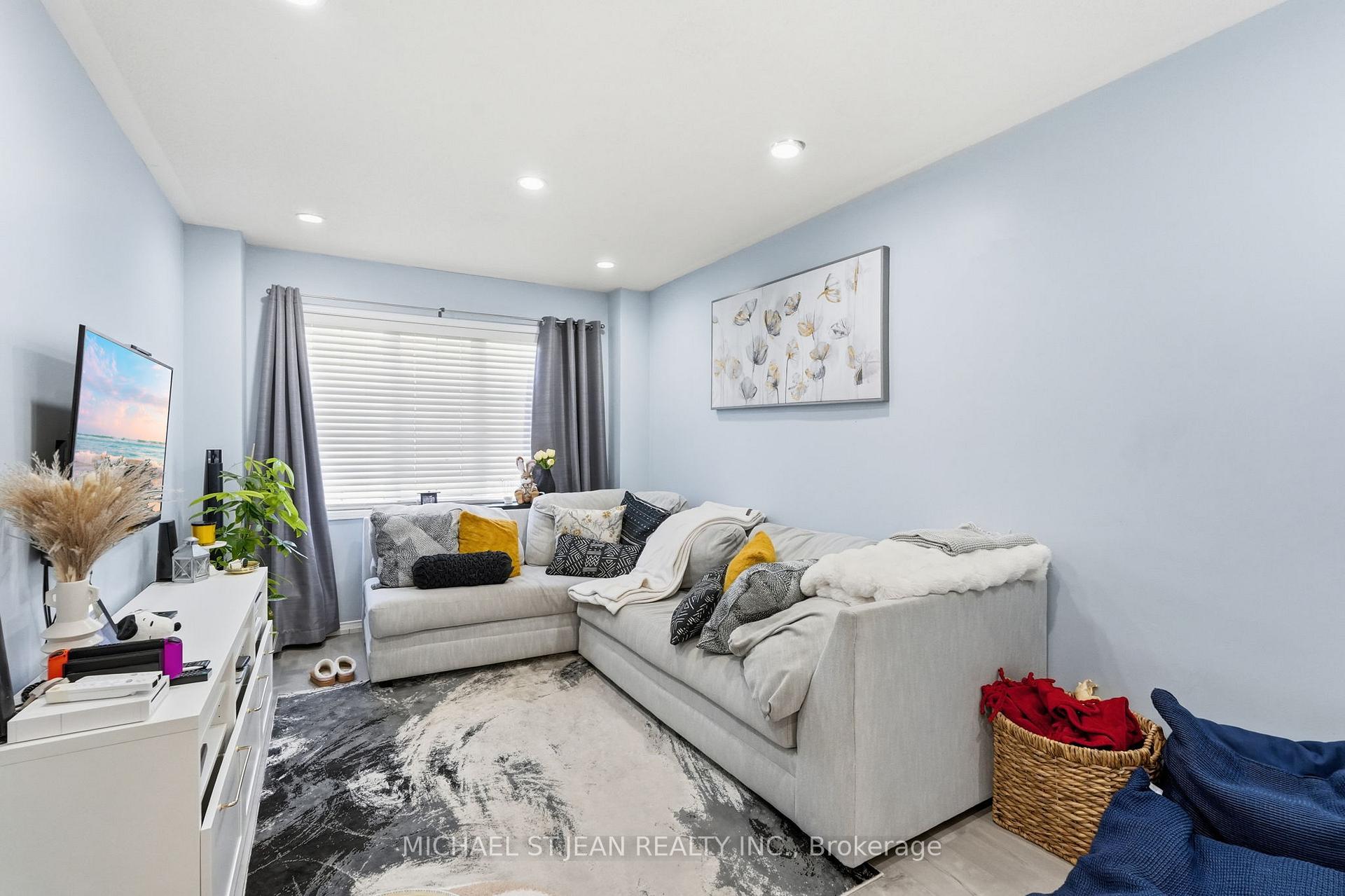 Photo 9 of 51 Mount Dennis Drive, North York, Mount Dennis — HOMEH