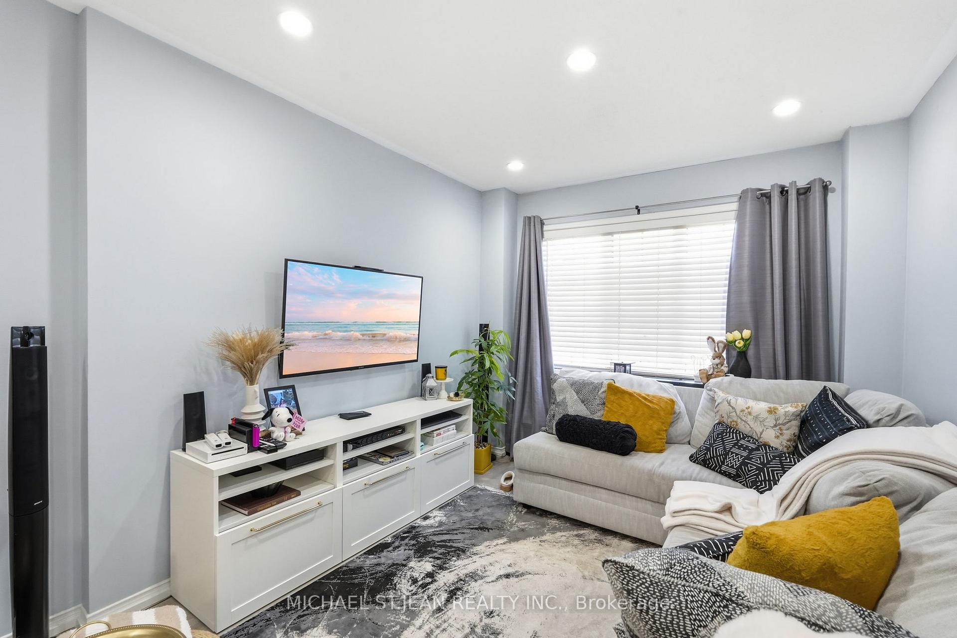 Photo 10 of 51 Mount Dennis Drive, North York, Mount Dennis — HOMEH