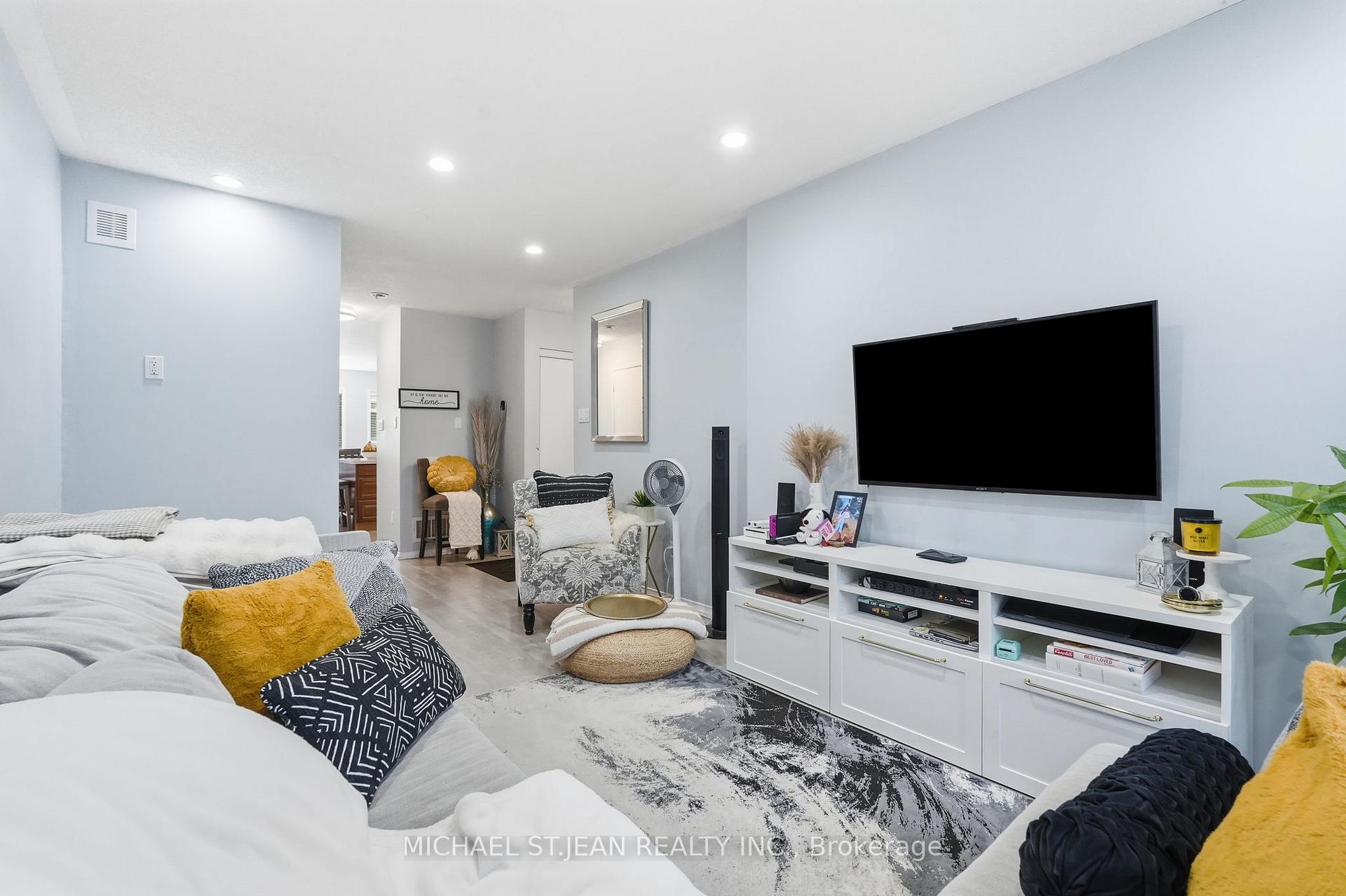 Photo 11 of 51 Mount Dennis Drive, North York, Mount Dennis — HOMEH