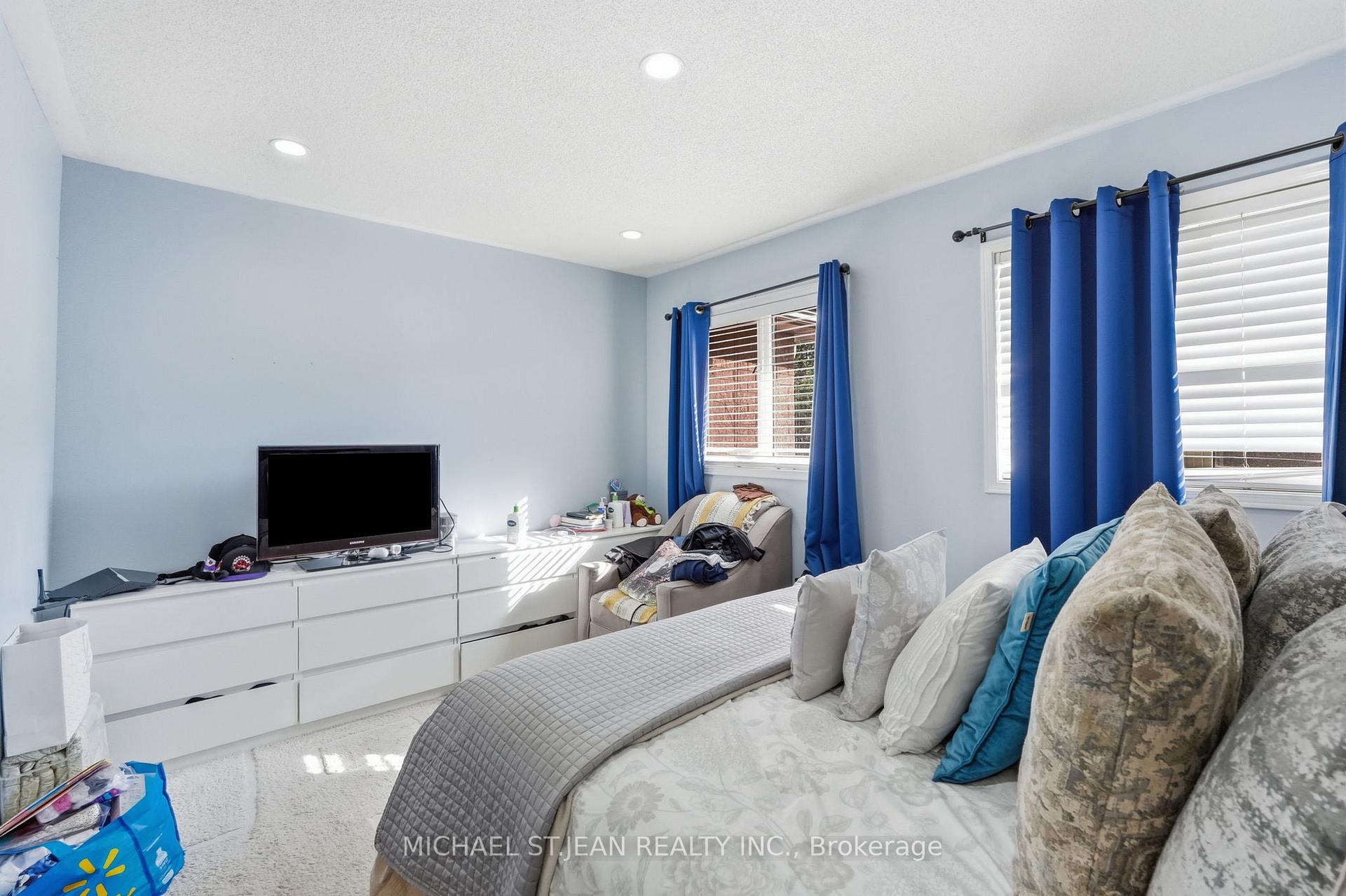 Photo 24 of 51 Mount Dennis Drive, North York, Mount Dennis — HOMEH