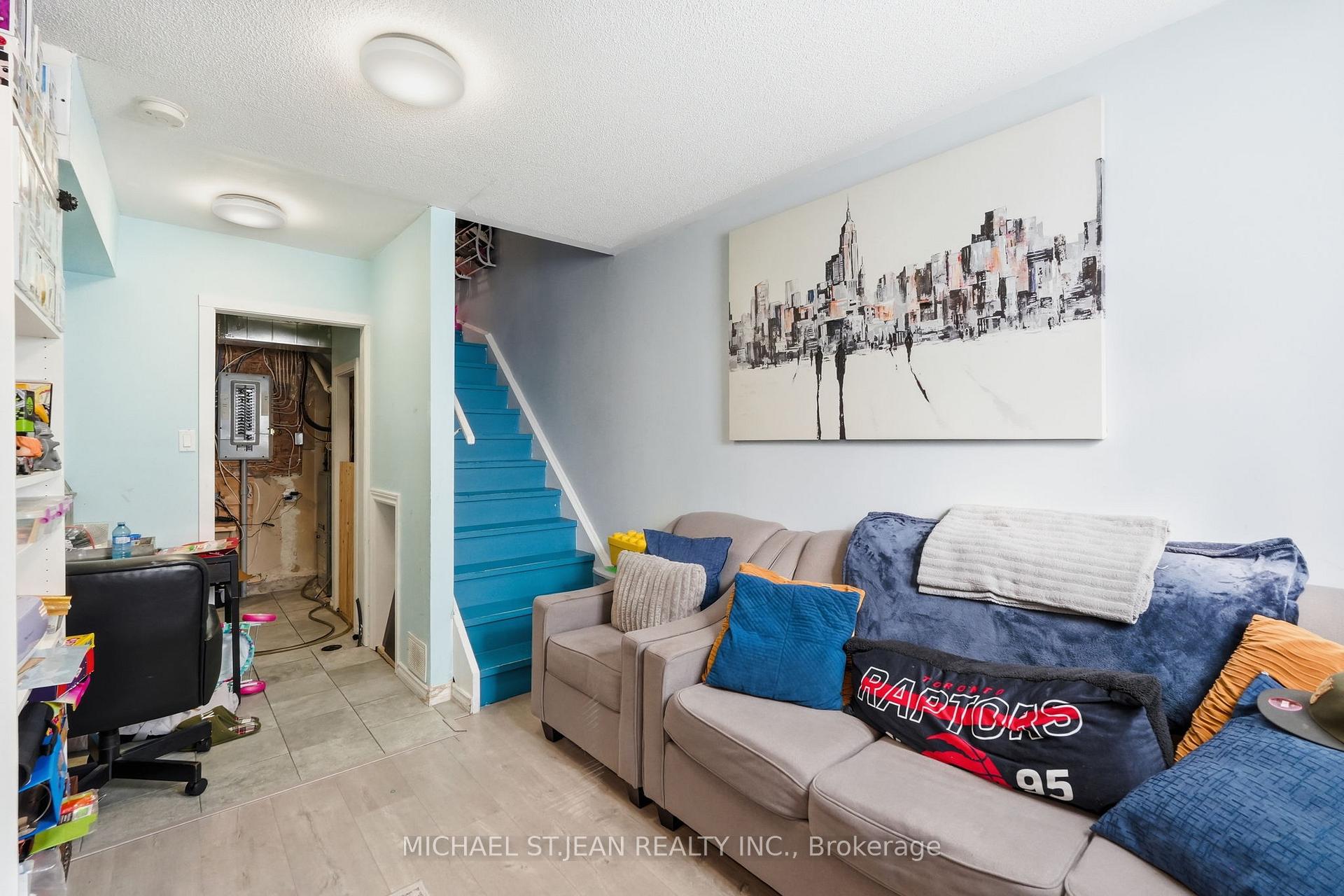 Photo 31 of 51 Mount Dennis Drive, North York, Mount Dennis — HOMEH