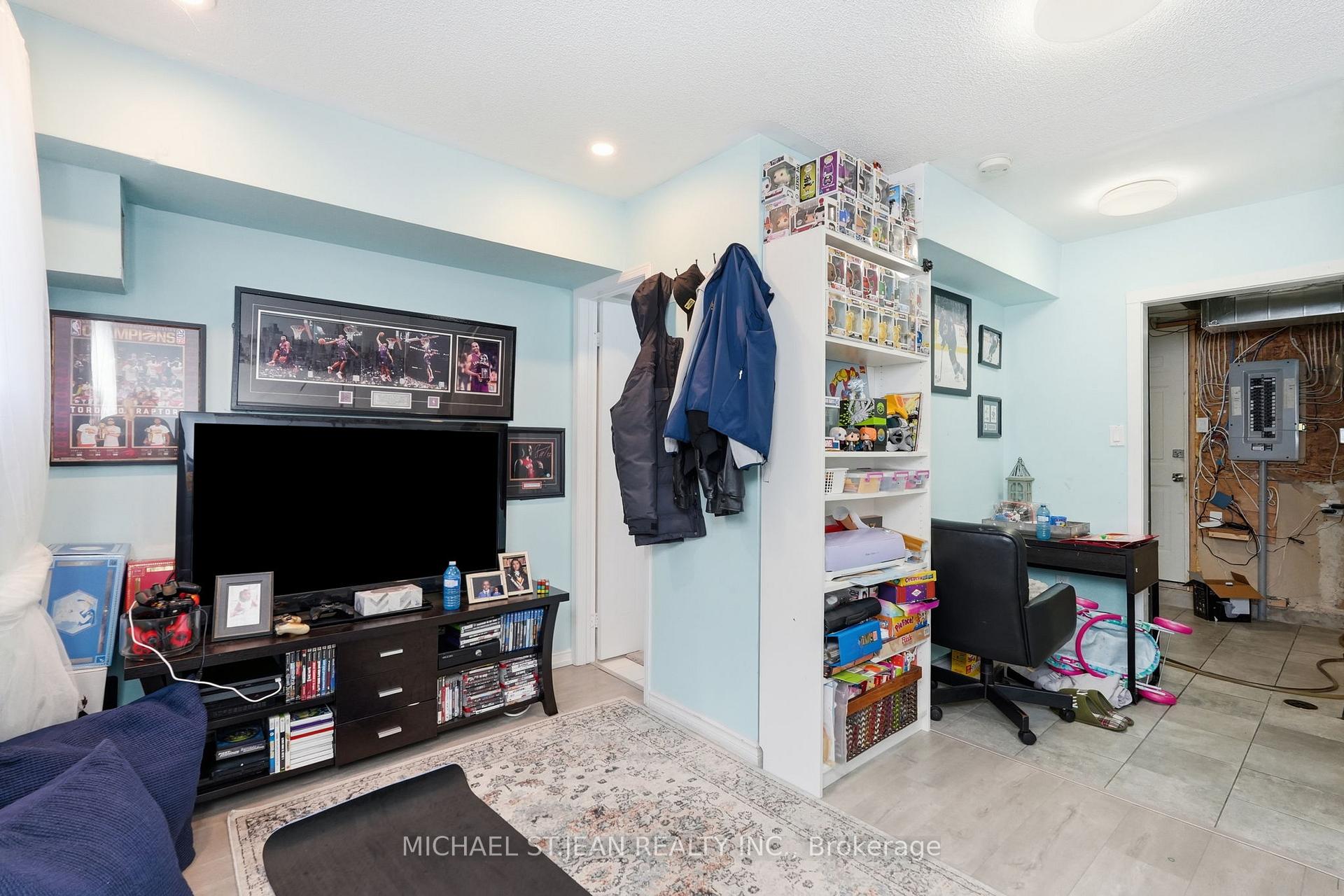 Photo 33 of 51 Mount Dennis Drive, North York, Mount Dennis — HOMEH