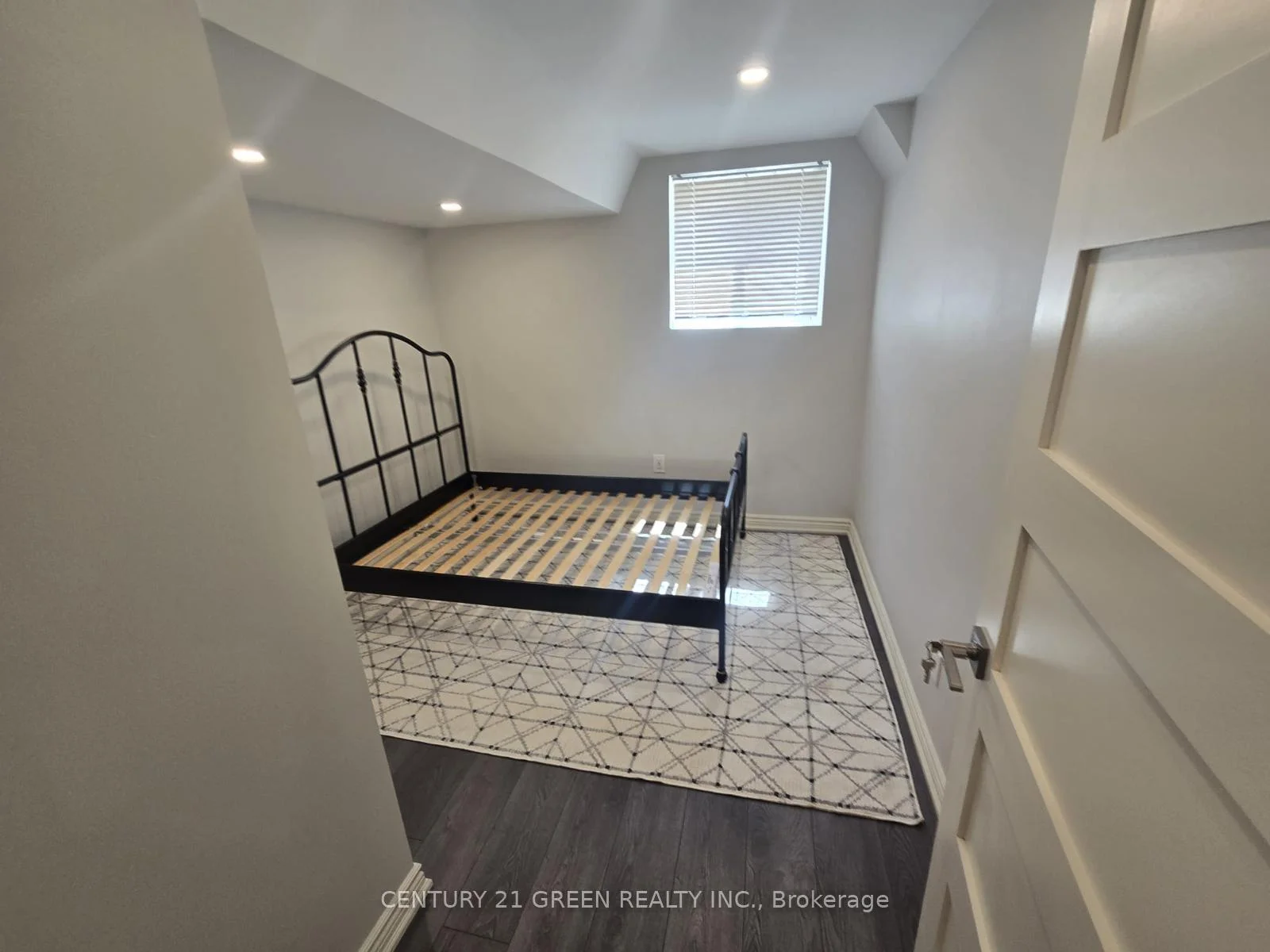 Photo 5 of Unit Upper, 2483 Old Brompton Way, Oakville, Westmount — HOMEH