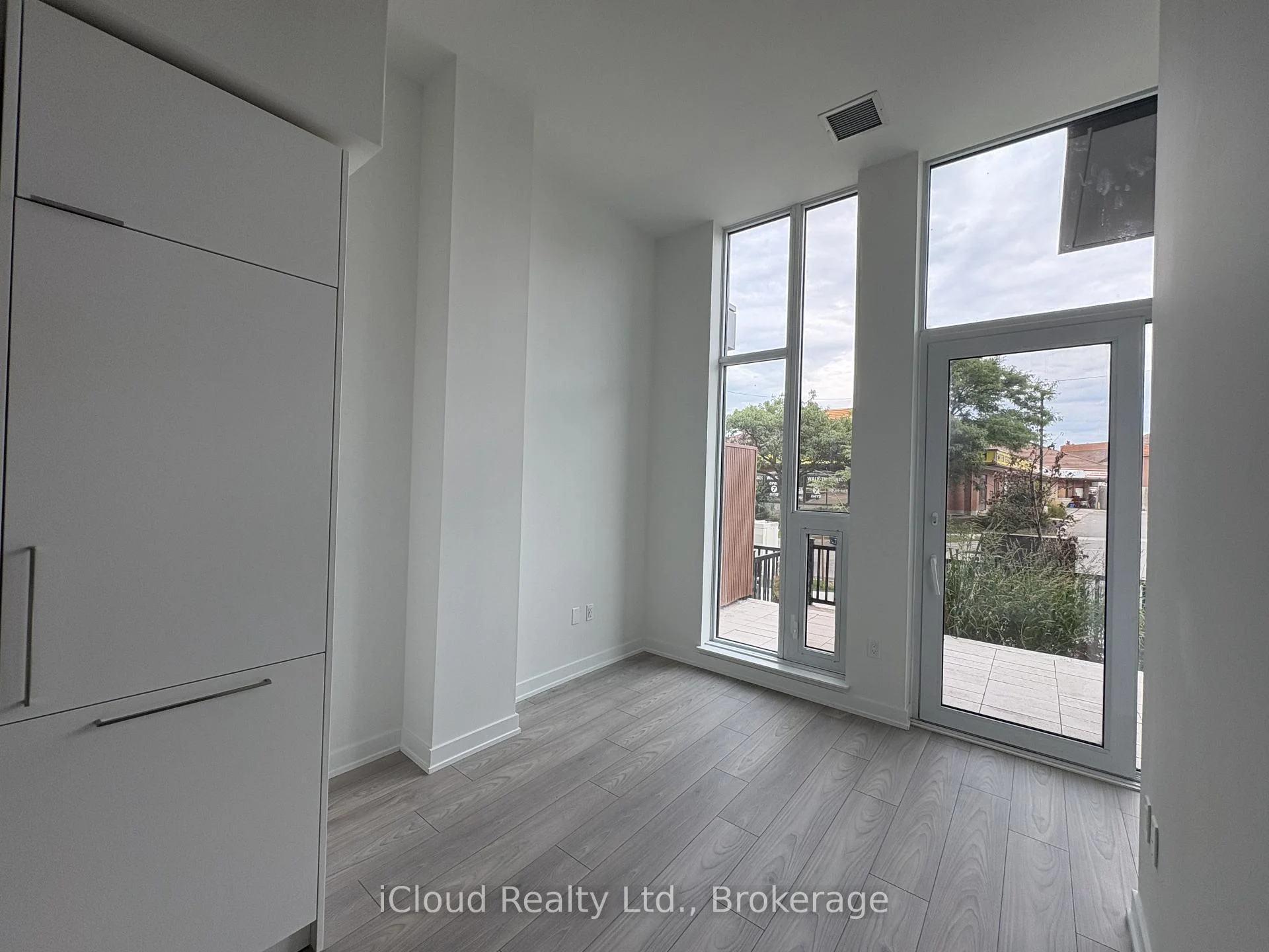 Photo 2 of Unit TH 02, 1 Fairview Road, Mississauga, Mississauga Valleys — HOMEH
