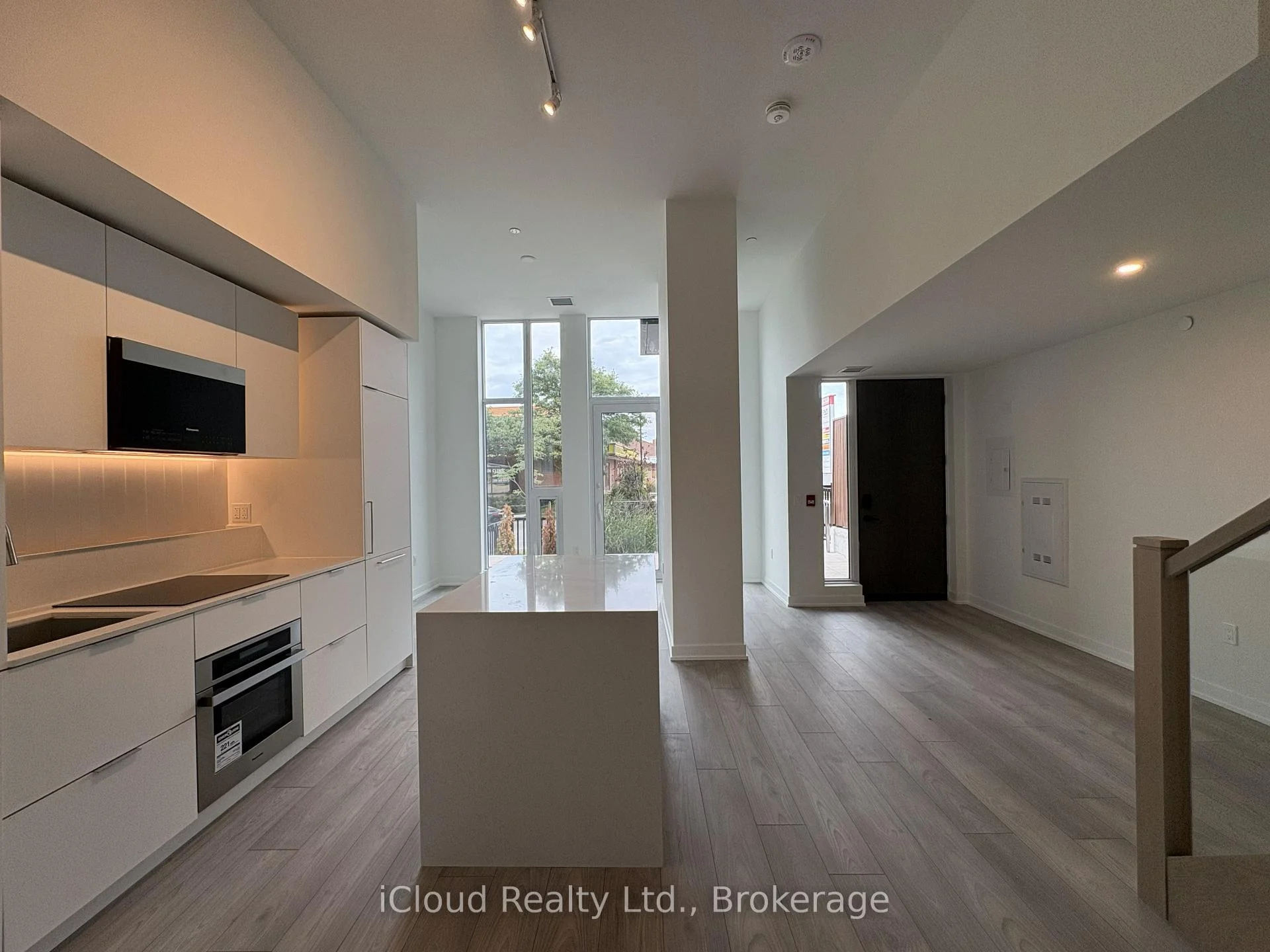 Photo 6 of Unit TH 02, 1 Fairview Road, Mississauga, Mississauga Valleys — HOMEH