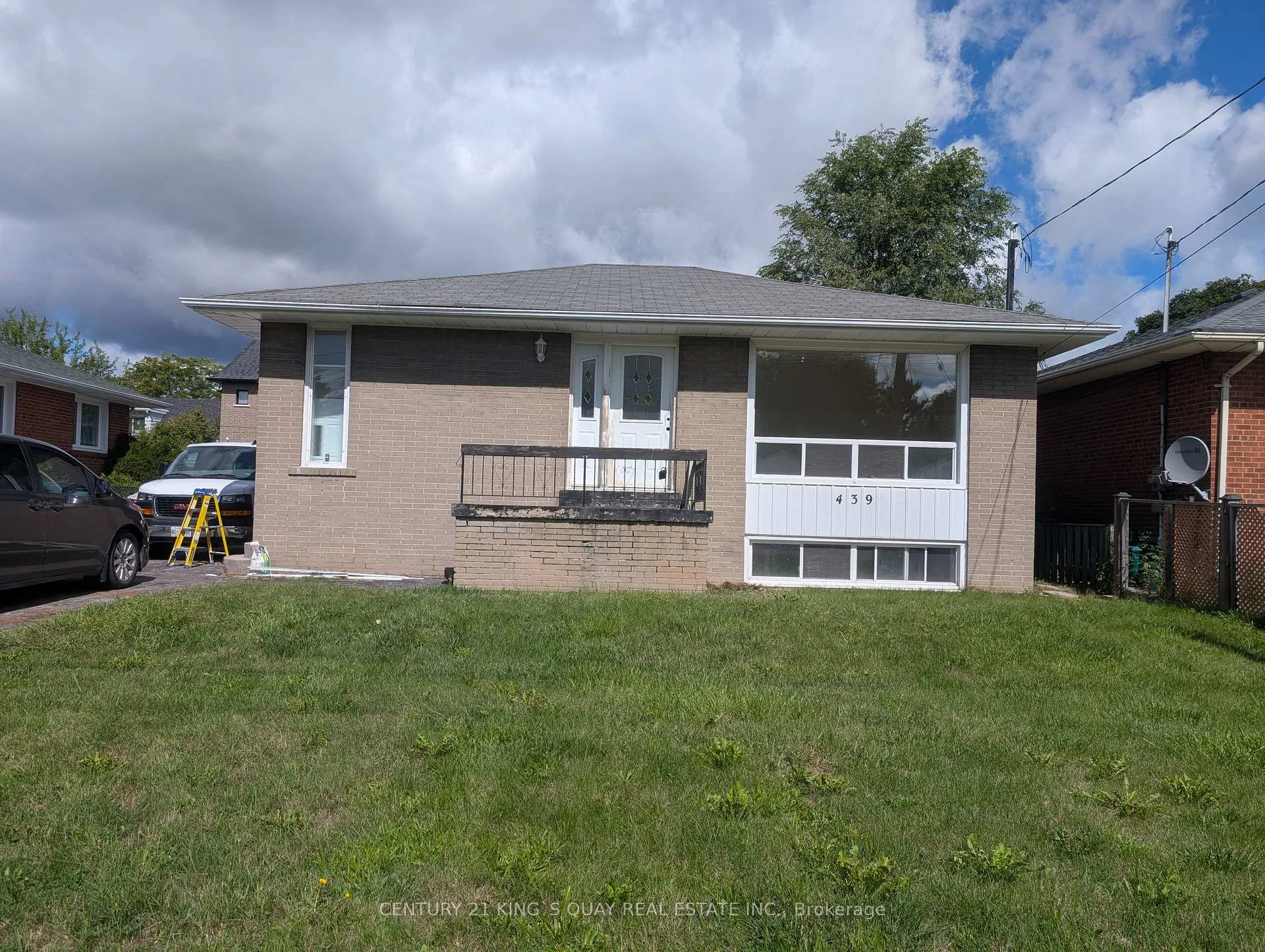 Front of 439 Fernleigh Circle