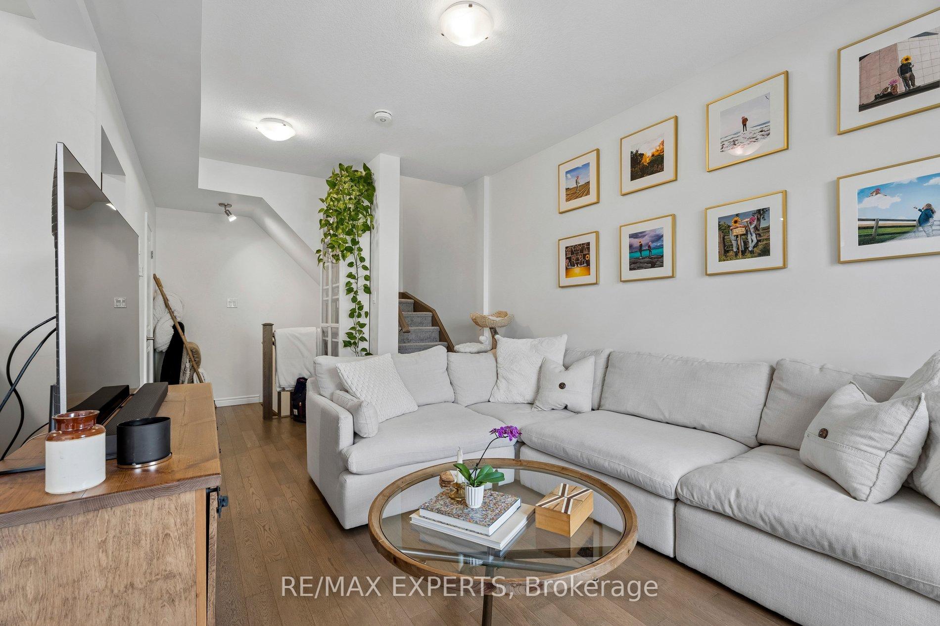 Photo 11 of 4 Groom Lane, Hamilton, Ancaster — HOMEH