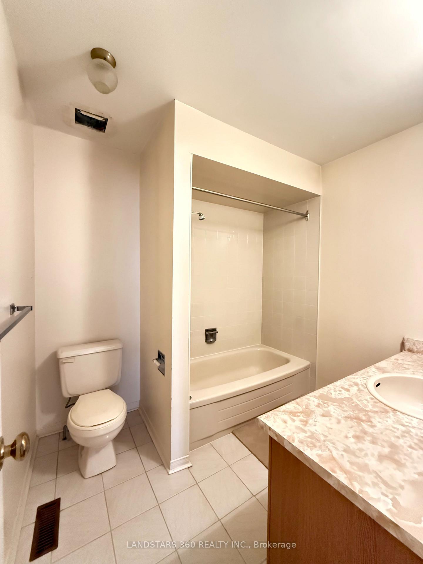 Photo 18 of 4535 Gullfoot Circle, Mississauga, Hurontario — HOMEH
