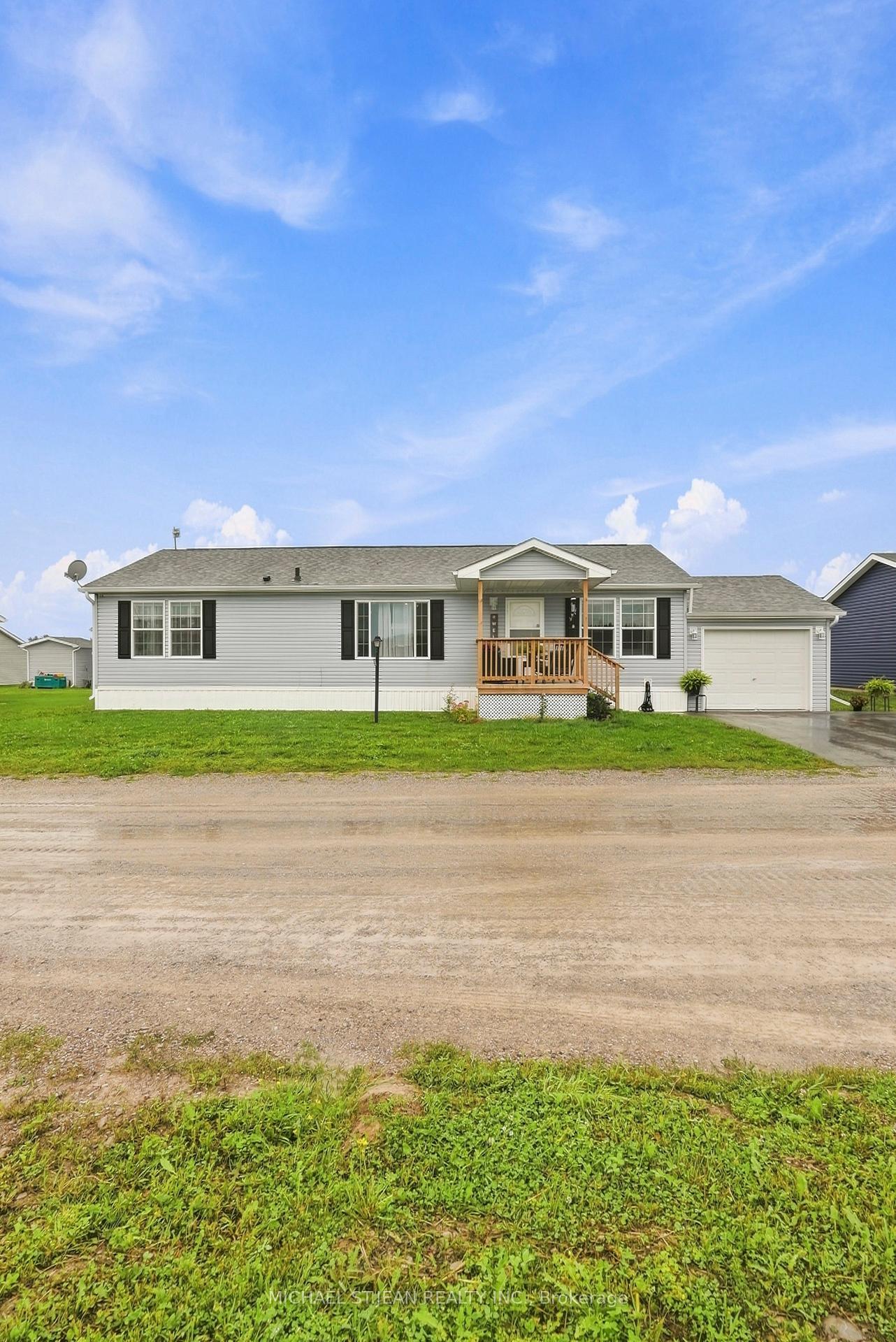 Photo 2 of 27 Hickory Hollow, Haldimand, Nanticoke — HOMEH