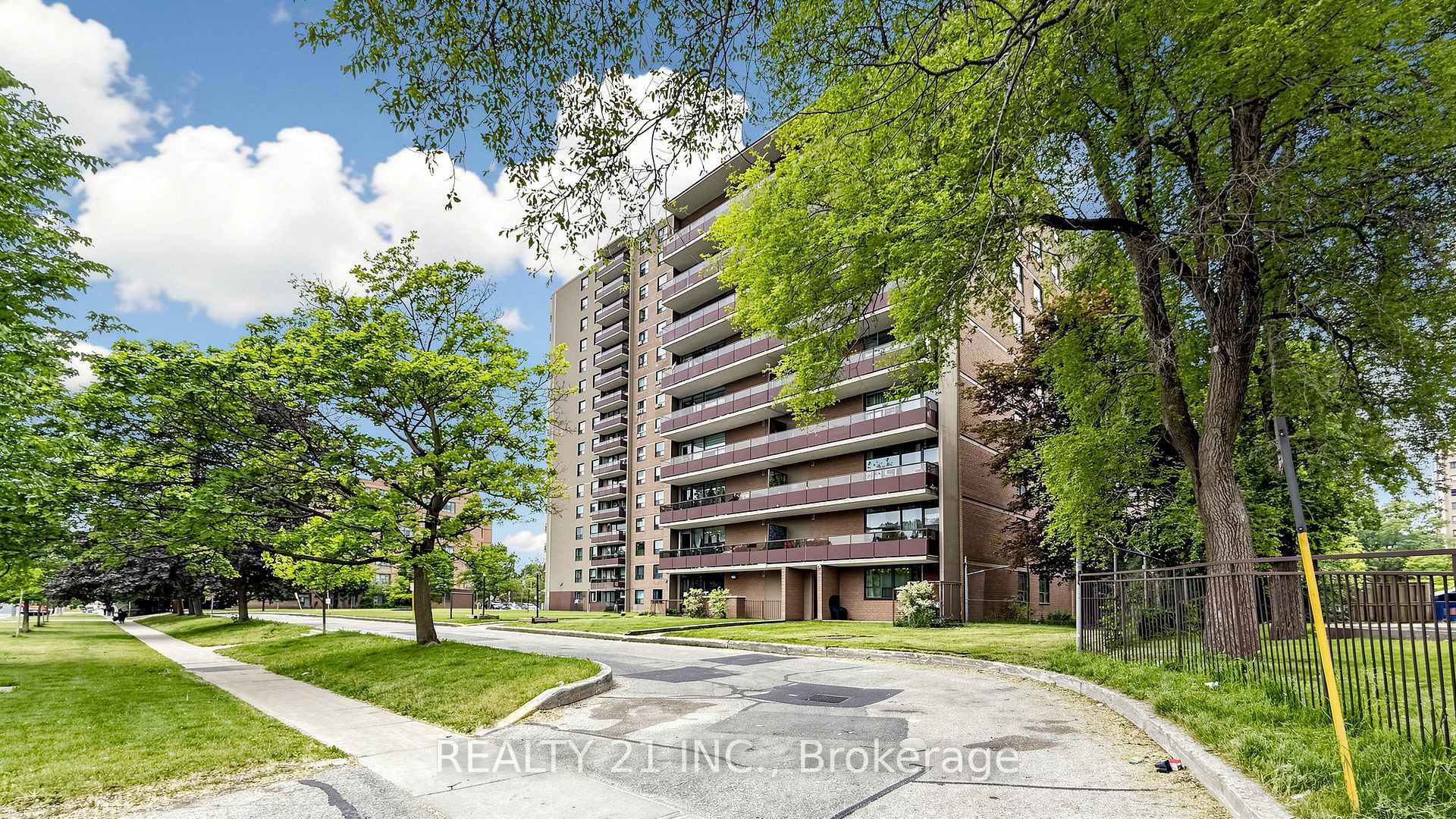 Photo 5 of Unit 819, 180 Markham Road, Scarborough, Scarborough Village — HOMEH