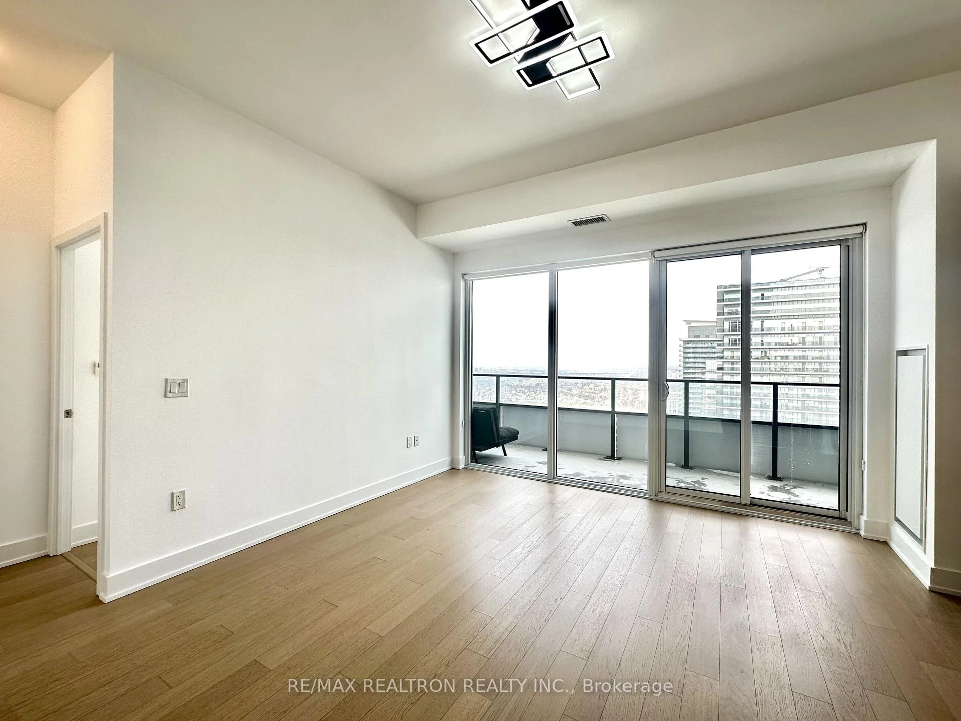 Photo 9 of Unit 5202, 30 Shore Breeze Drive, Etobicoke, Mimico — HOMEH