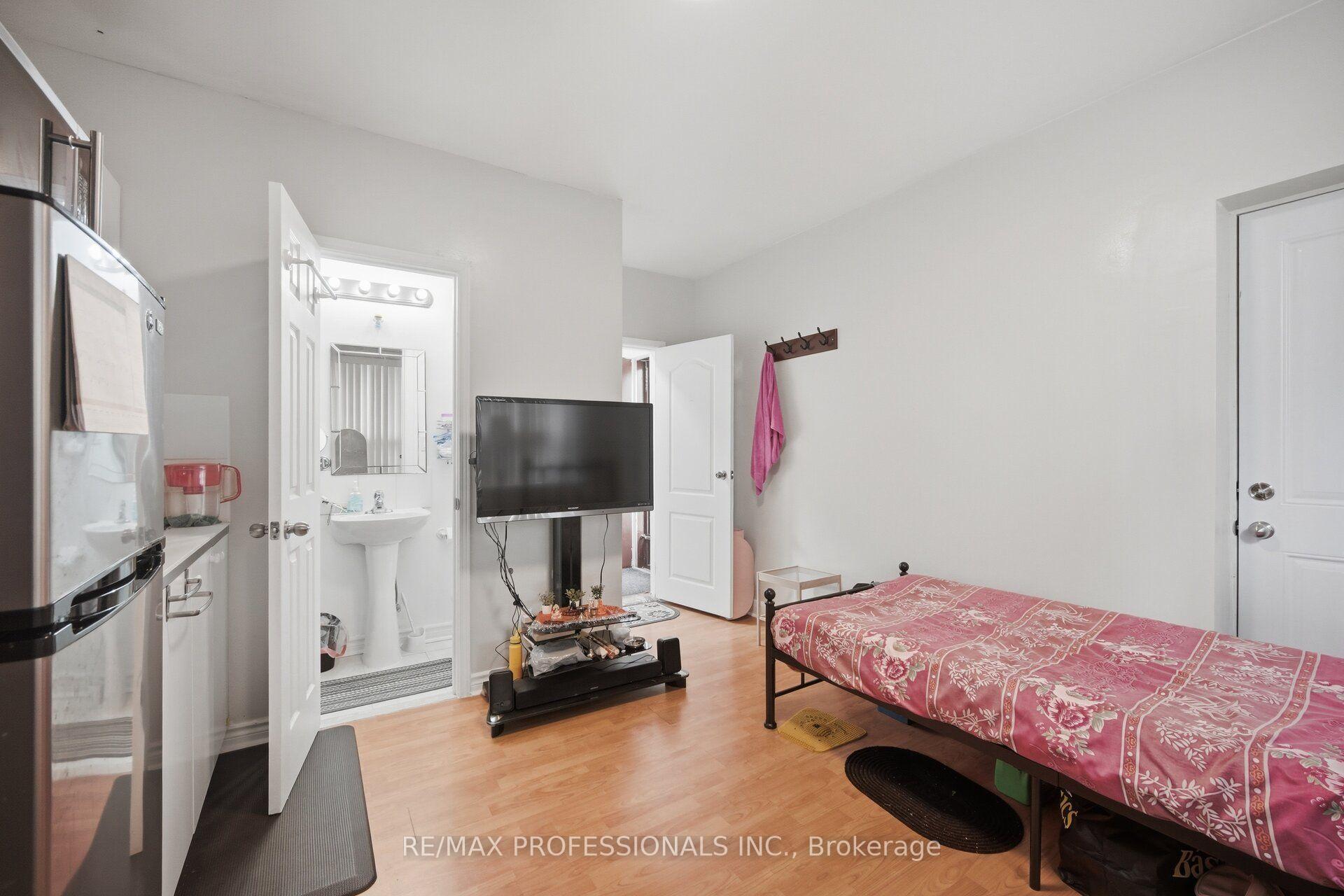 Photo 37 of 53 Wilmar Road, Etobicoke, Islington-City Centre West — HOMEH