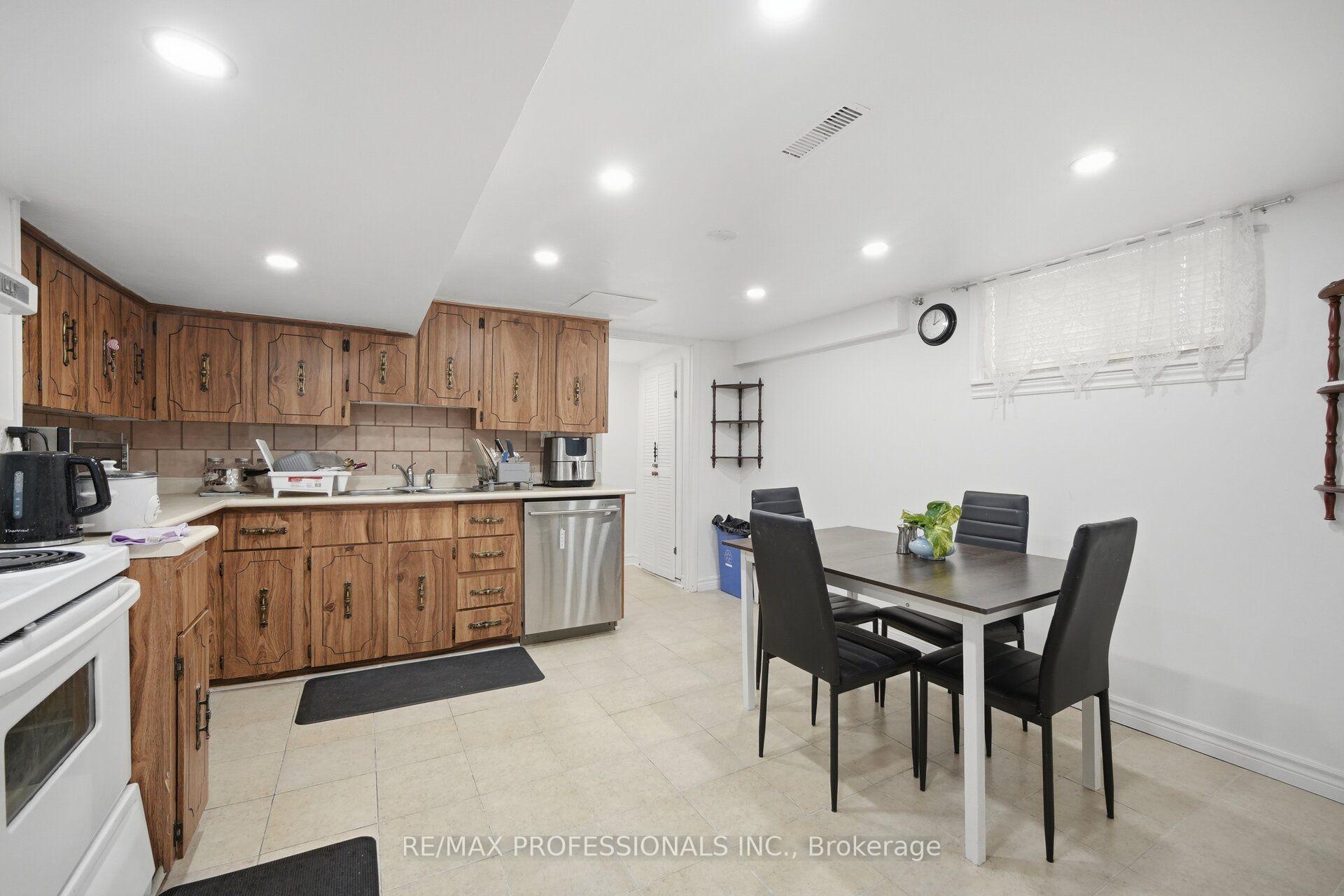 Photo 39 of 53 Wilmar Road, Etobicoke, Islington-City Centre West — HOMEH