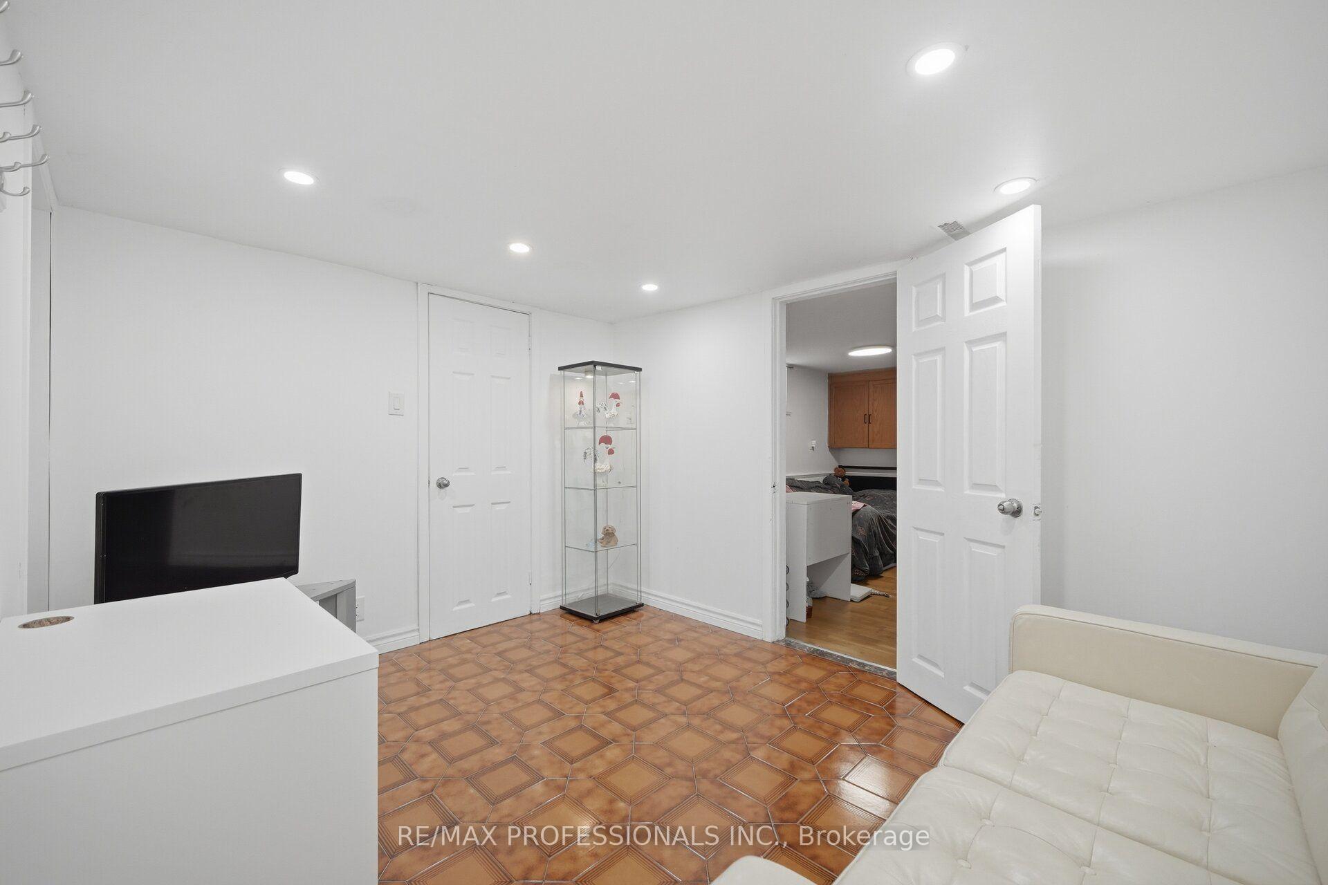 Photo 41 of 53 Wilmar Road, Etobicoke, Islington-City Centre West — HOMEH