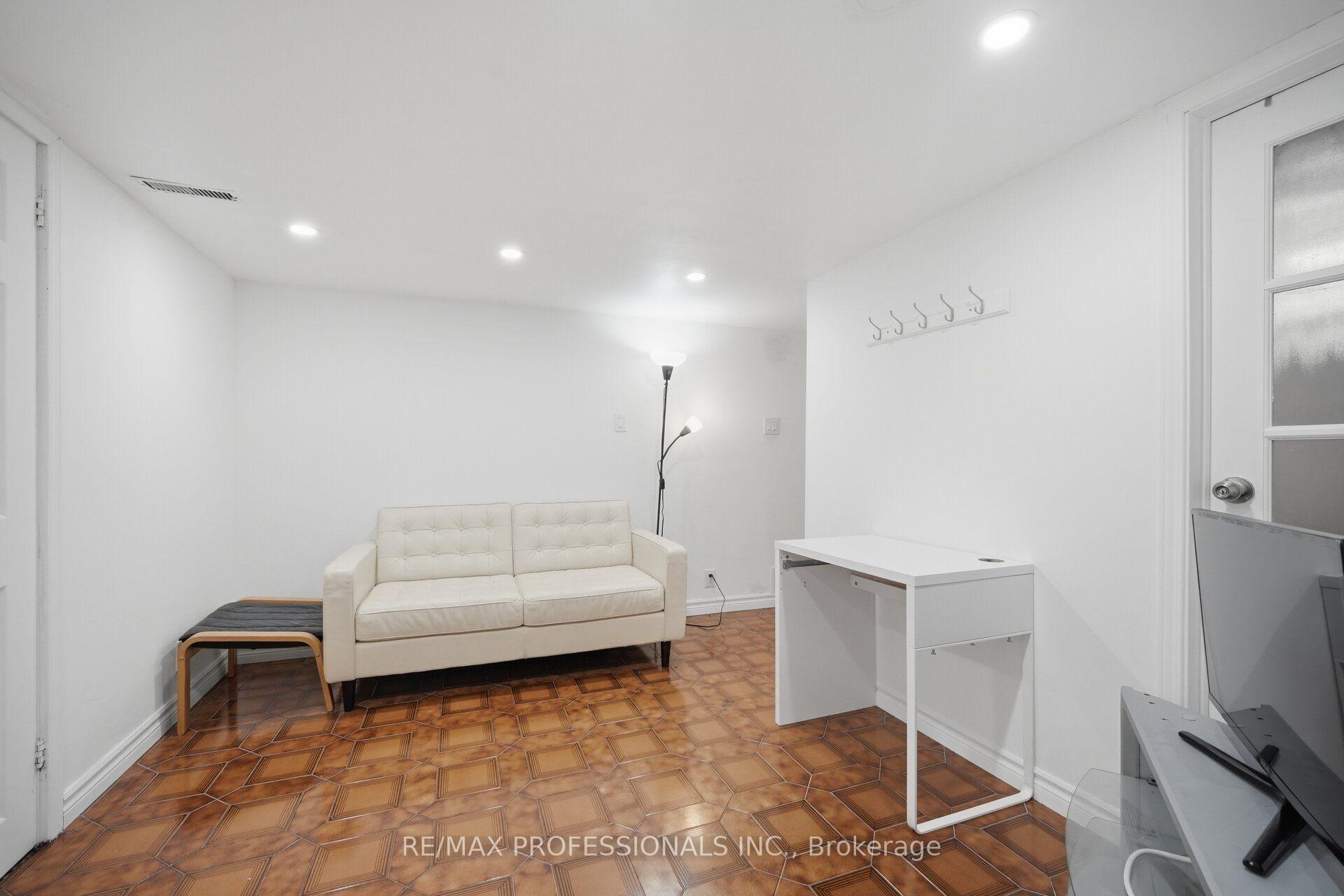 Photo 42 of 53 Wilmar Road, Etobicoke, Islington-City Centre West — HOMEH