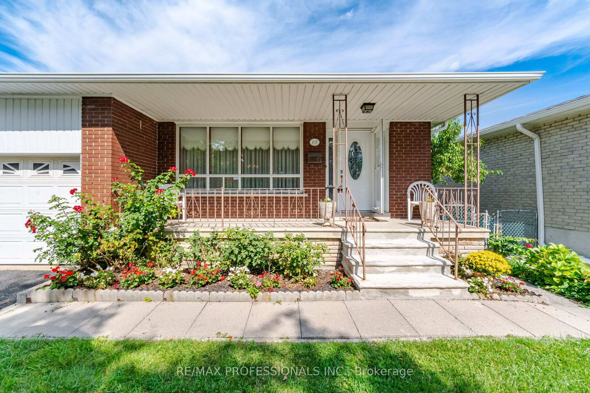 Photo 4 of 19 Earldown Drive, Etobicoke, Willowridge-Martingrove-Richview — HOMEH