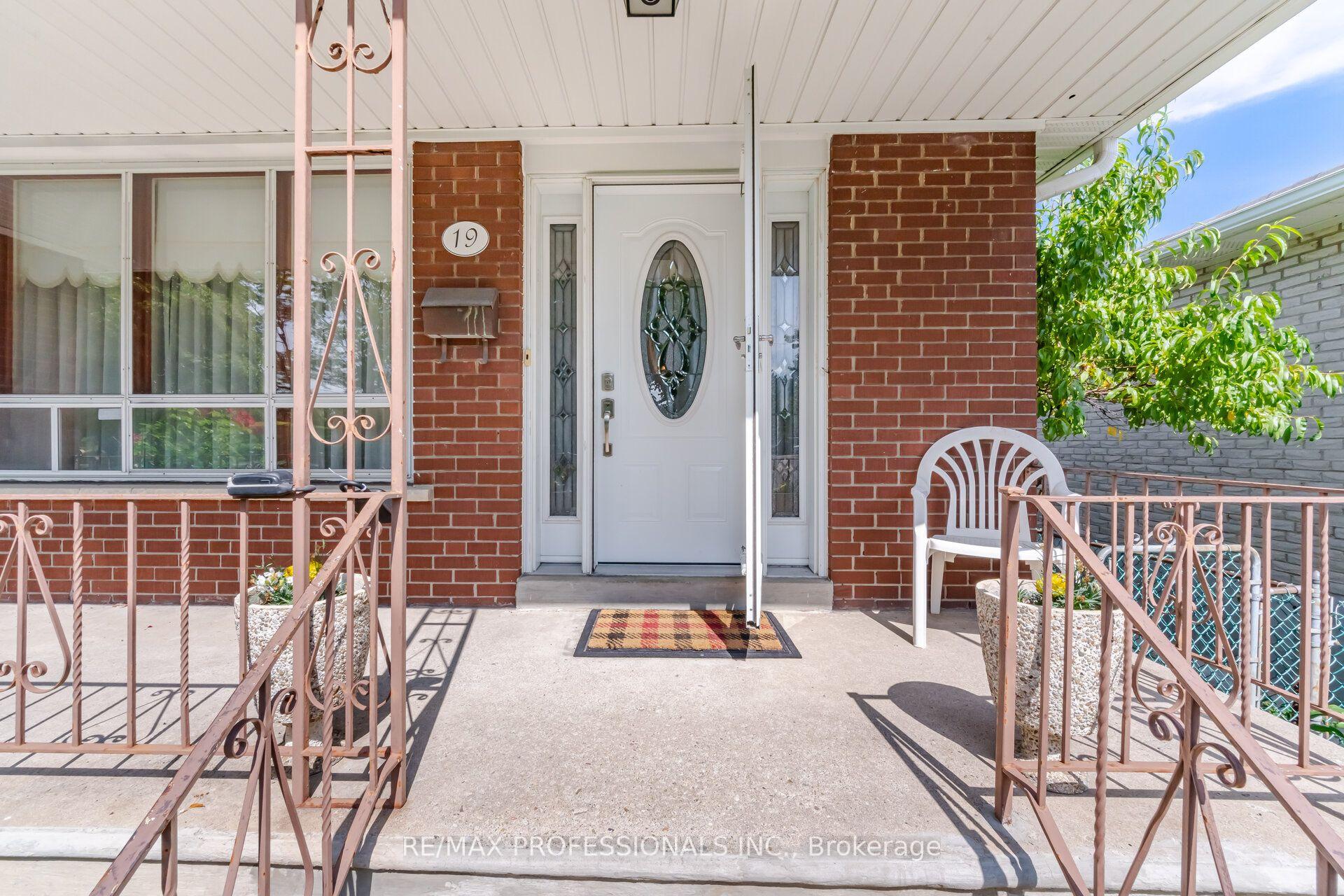 Photo 6 of 19 Earldown Drive, Etobicoke, Willowridge-Martingrove-Richview — HOMEH