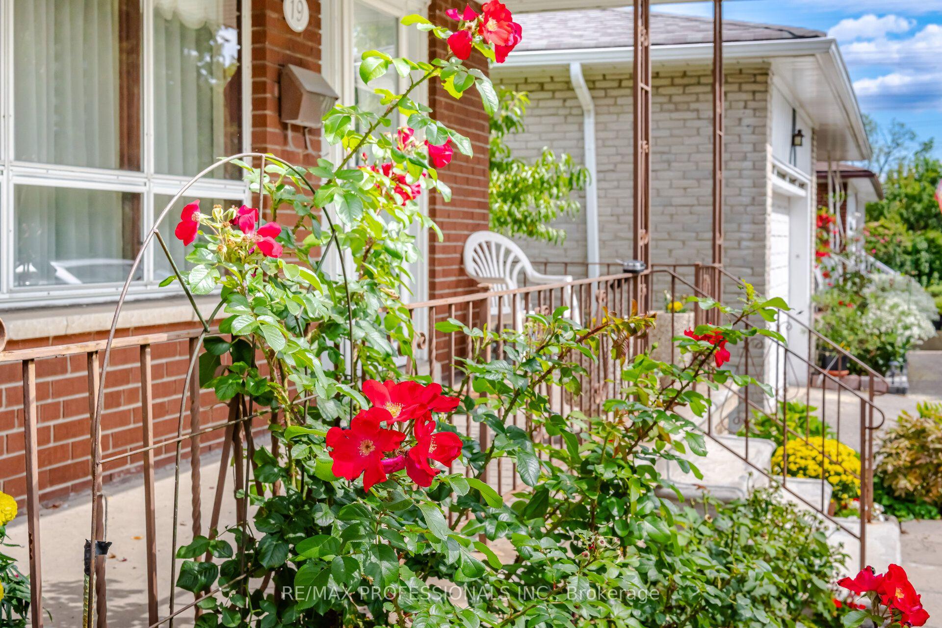 Photo 3 of 19 Earldown Drive, Etobicoke, Willowridge-Martingrove-Richview — HOMEH