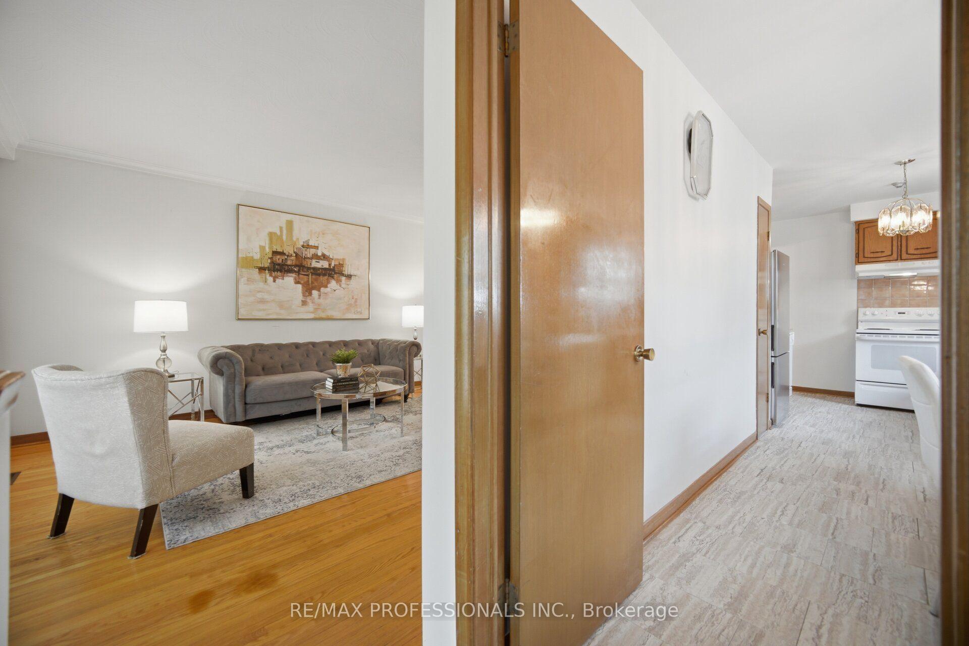 Photo 9 of 19 Earldown Drive, Etobicoke, Willowridge-Martingrove-Richview — HOMEH