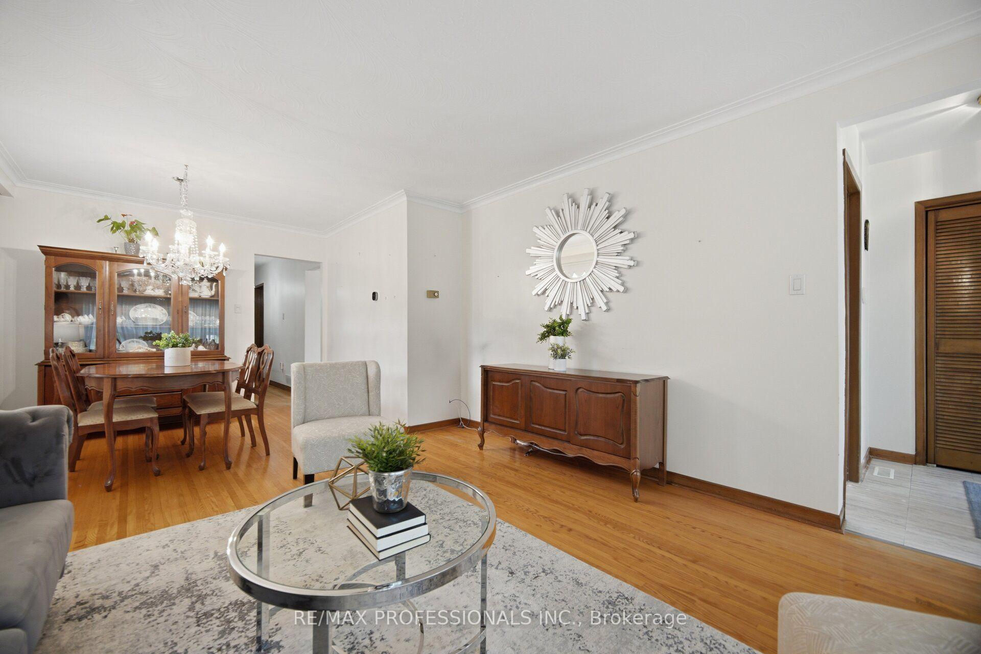 Photo 10 of 19 Earldown Drive, Etobicoke, Willowridge-Martingrove-Richview — HOMEH