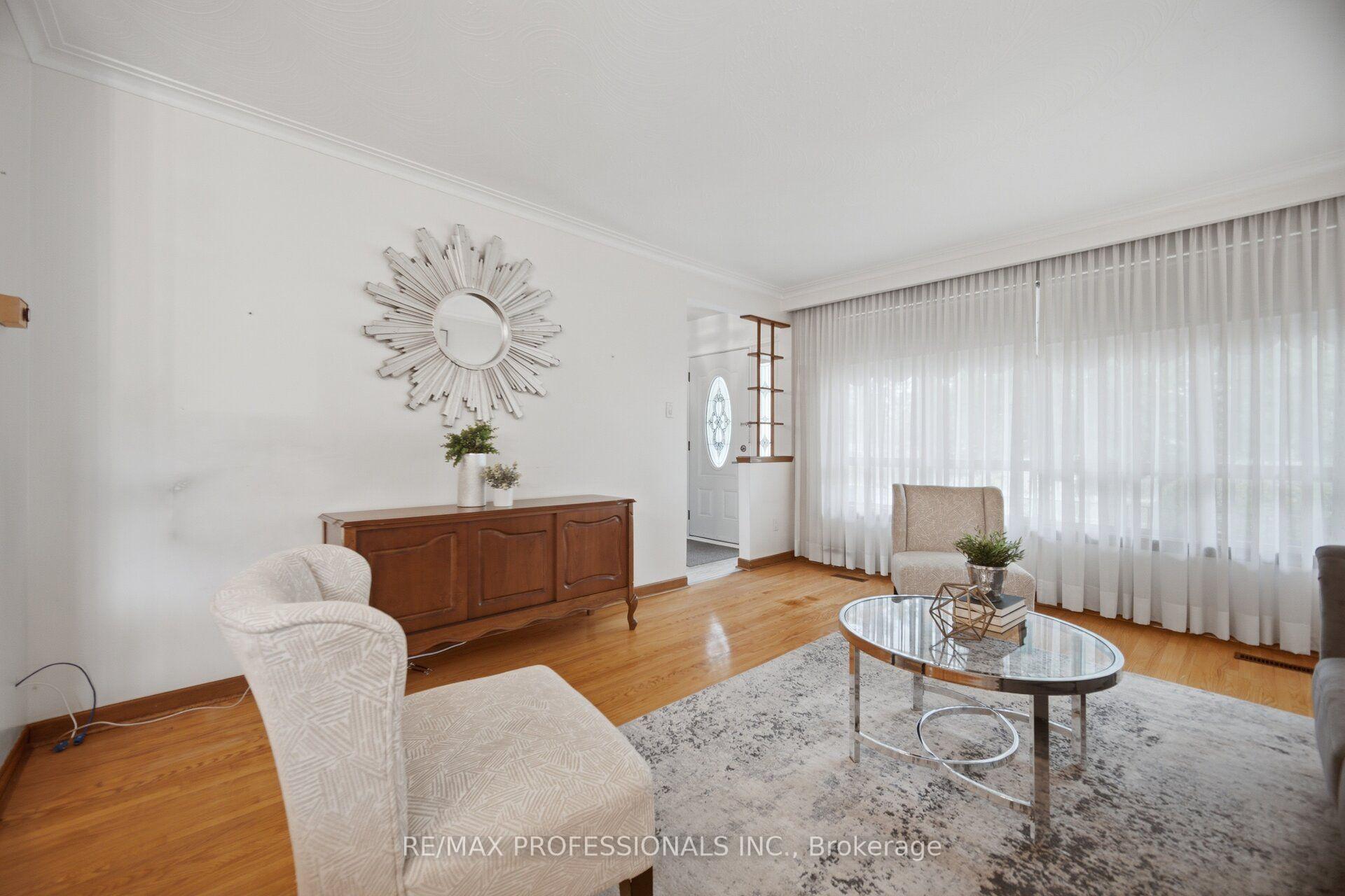 Photo 12 of 19 Earldown Drive, Etobicoke, Willowridge-Martingrove-Richview — HOMEH