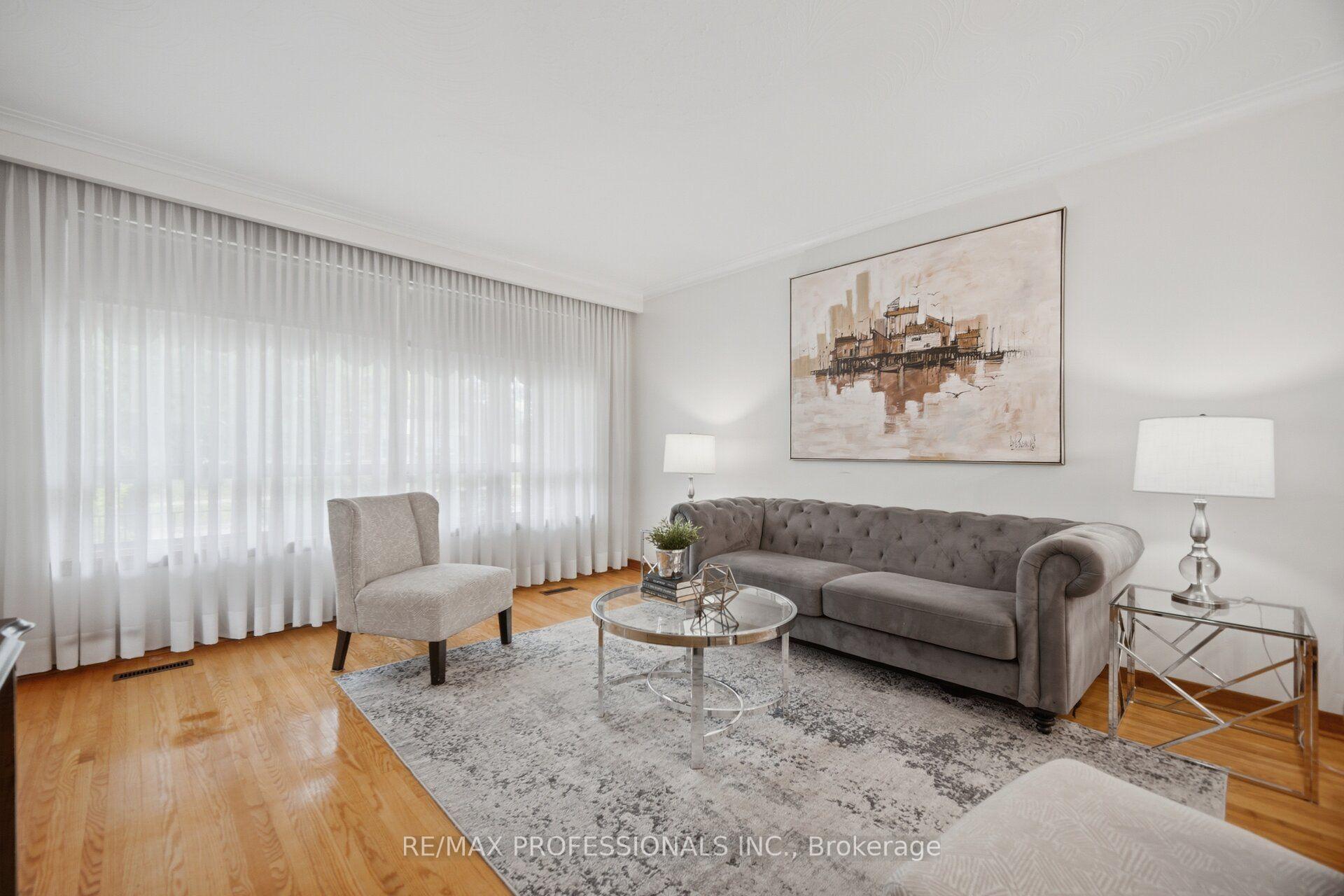 Photo 13 of 19 Earldown Drive, Etobicoke, Willowridge-Martingrove-Richview — HOMEH