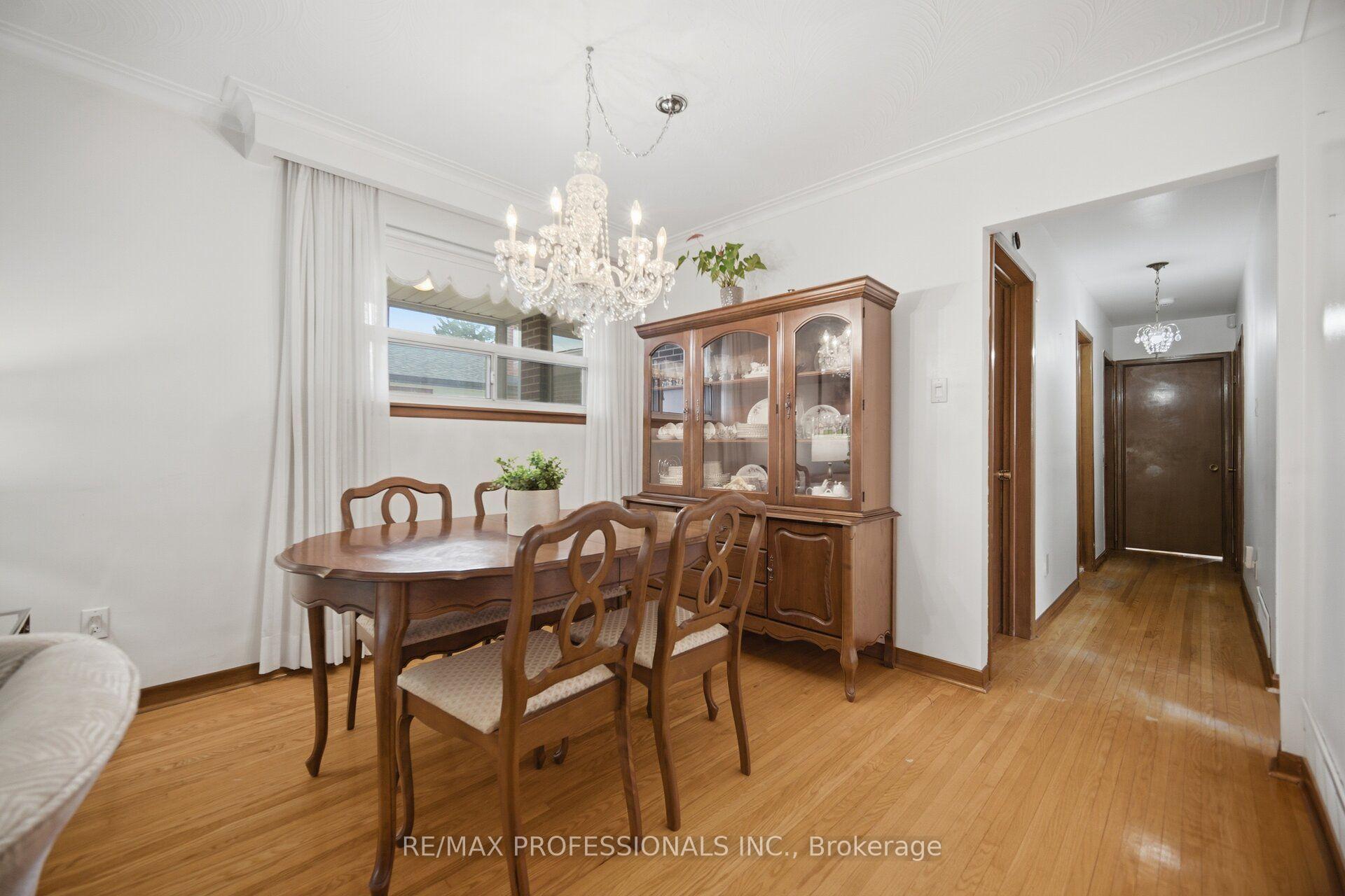 Photo 15 of 19 Earldown Drive, Etobicoke, Willowridge-Martingrove-Richview — HOMEH
