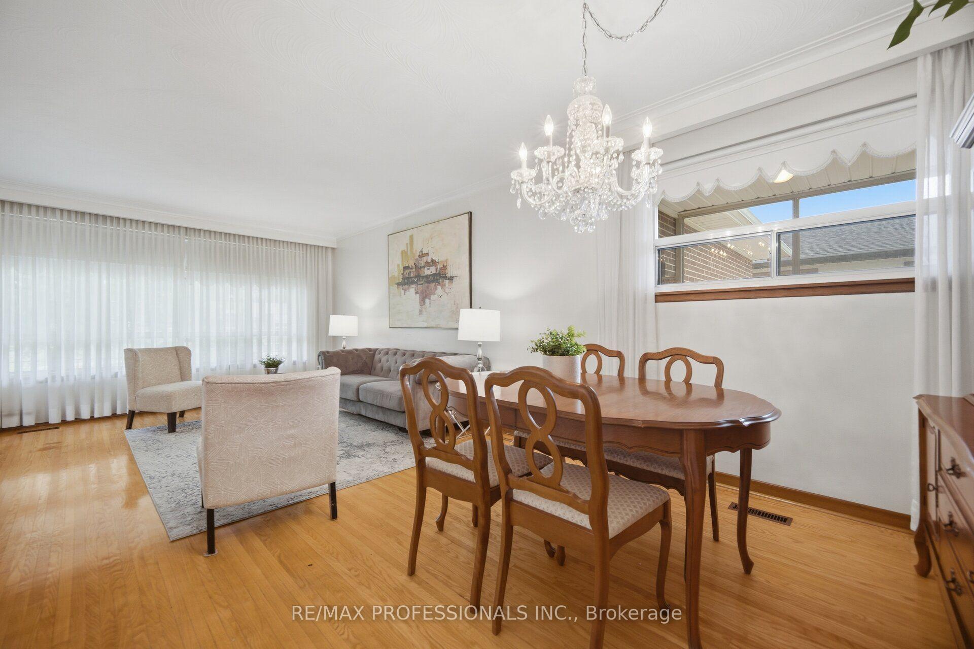 Photo 16 of 19 Earldown Drive, Etobicoke, Willowridge-Martingrove-Richview — HOMEH