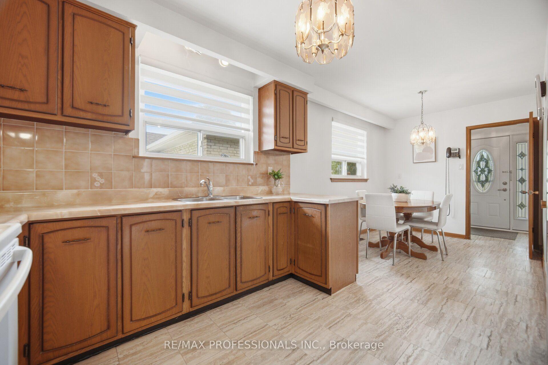 Photo 17 of 19 Earldown Drive, Etobicoke, Willowridge-Martingrove-Richview — HOMEH