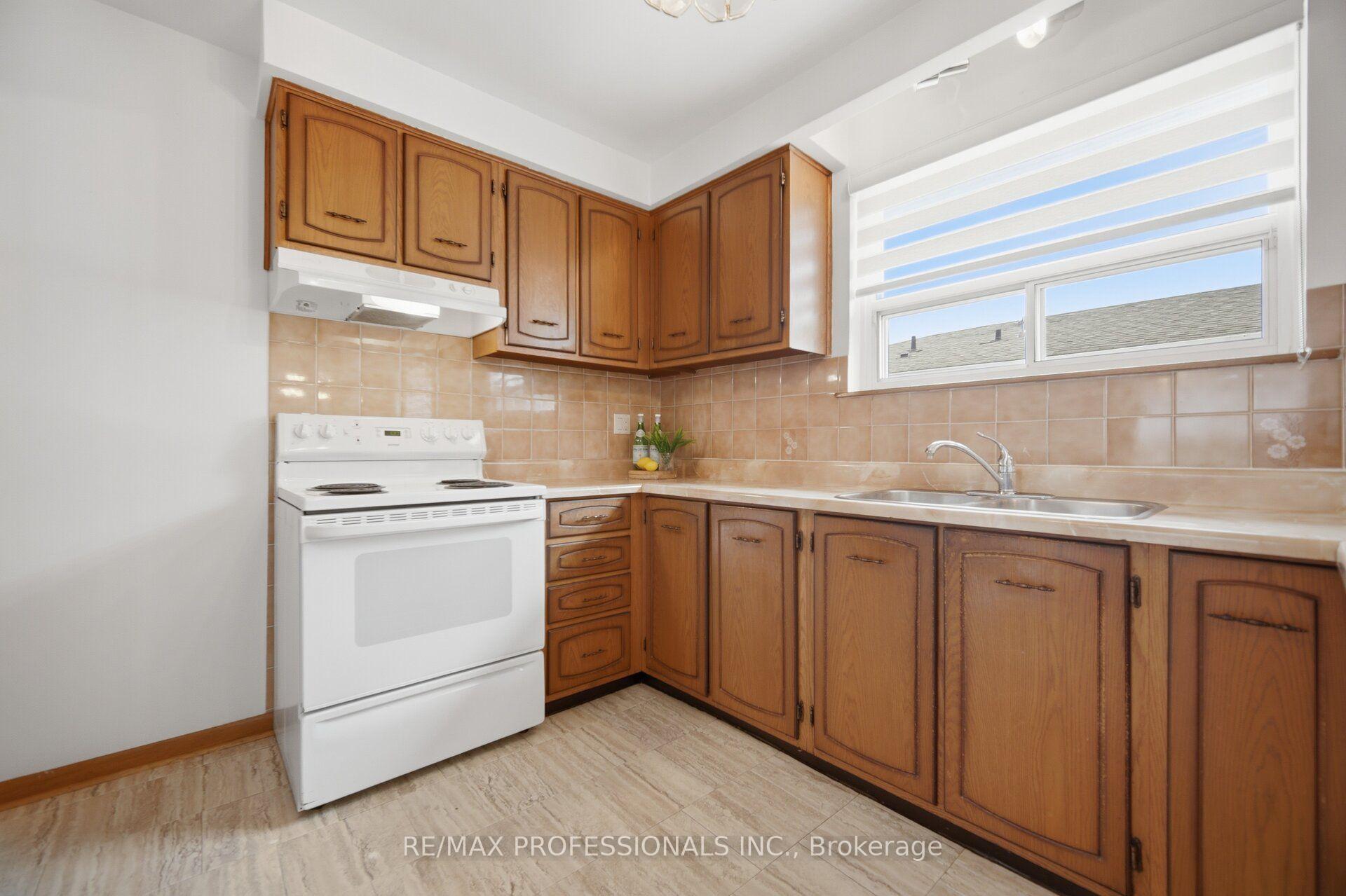 Photo 20 of 19 Earldown Drive, Etobicoke, Willowridge-Martingrove-Richview — HOMEH
