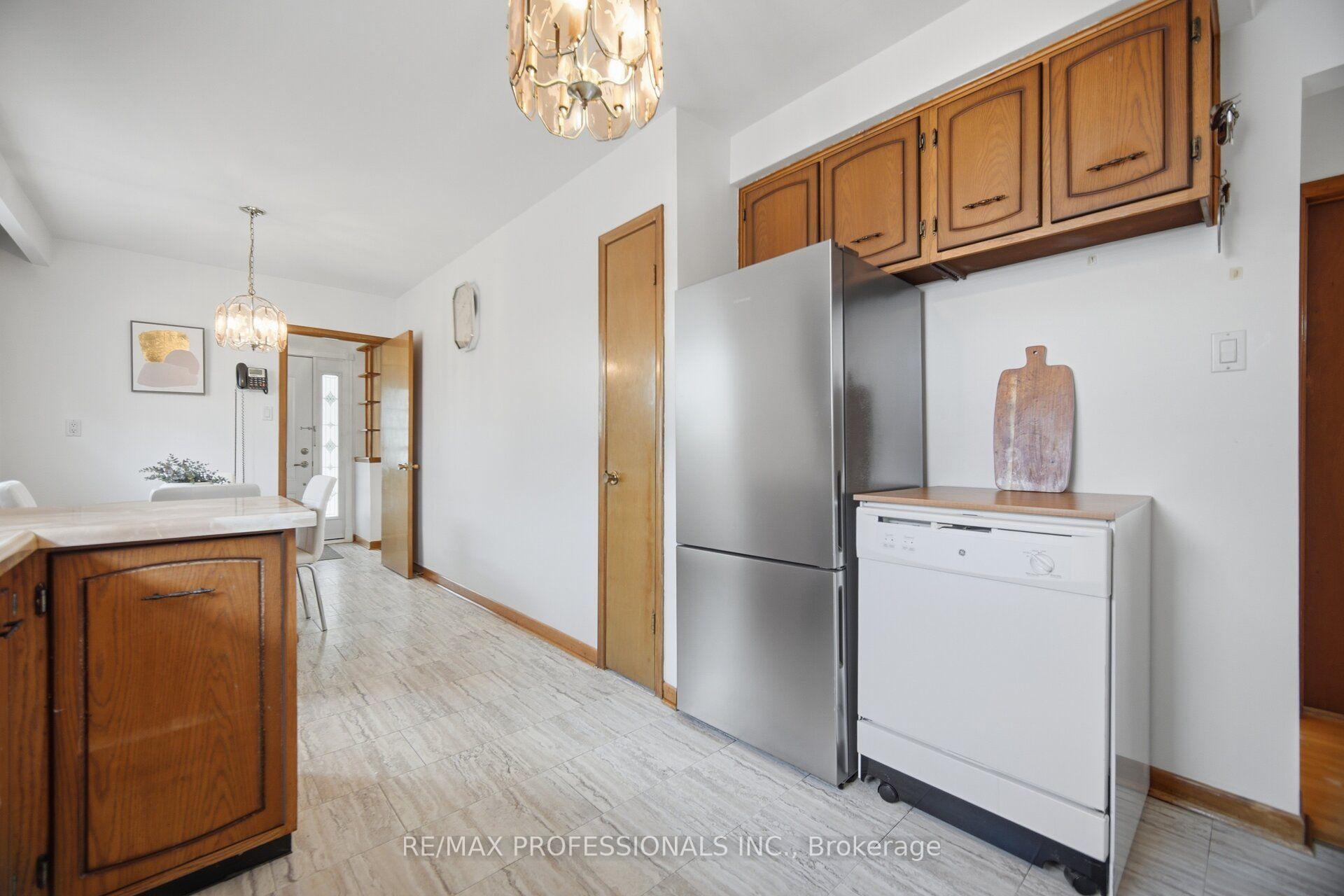 Photo 21 of 19 Earldown Drive, Etobicoke, Willowridge-Martingrove-Richview — HOMEH
