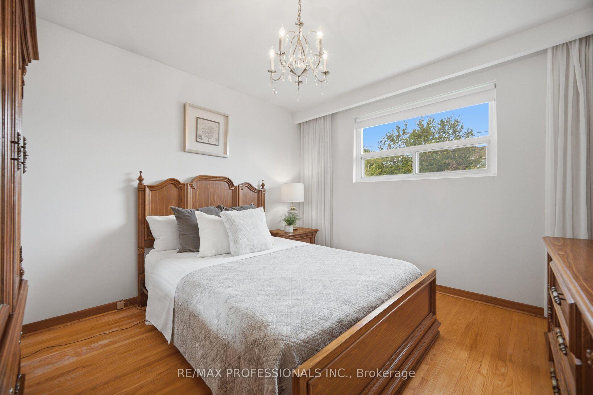 Photo 25 of 19 Earldown Drive, Etobicoke, Willowridge-Martingrove-Richview — HOMEH