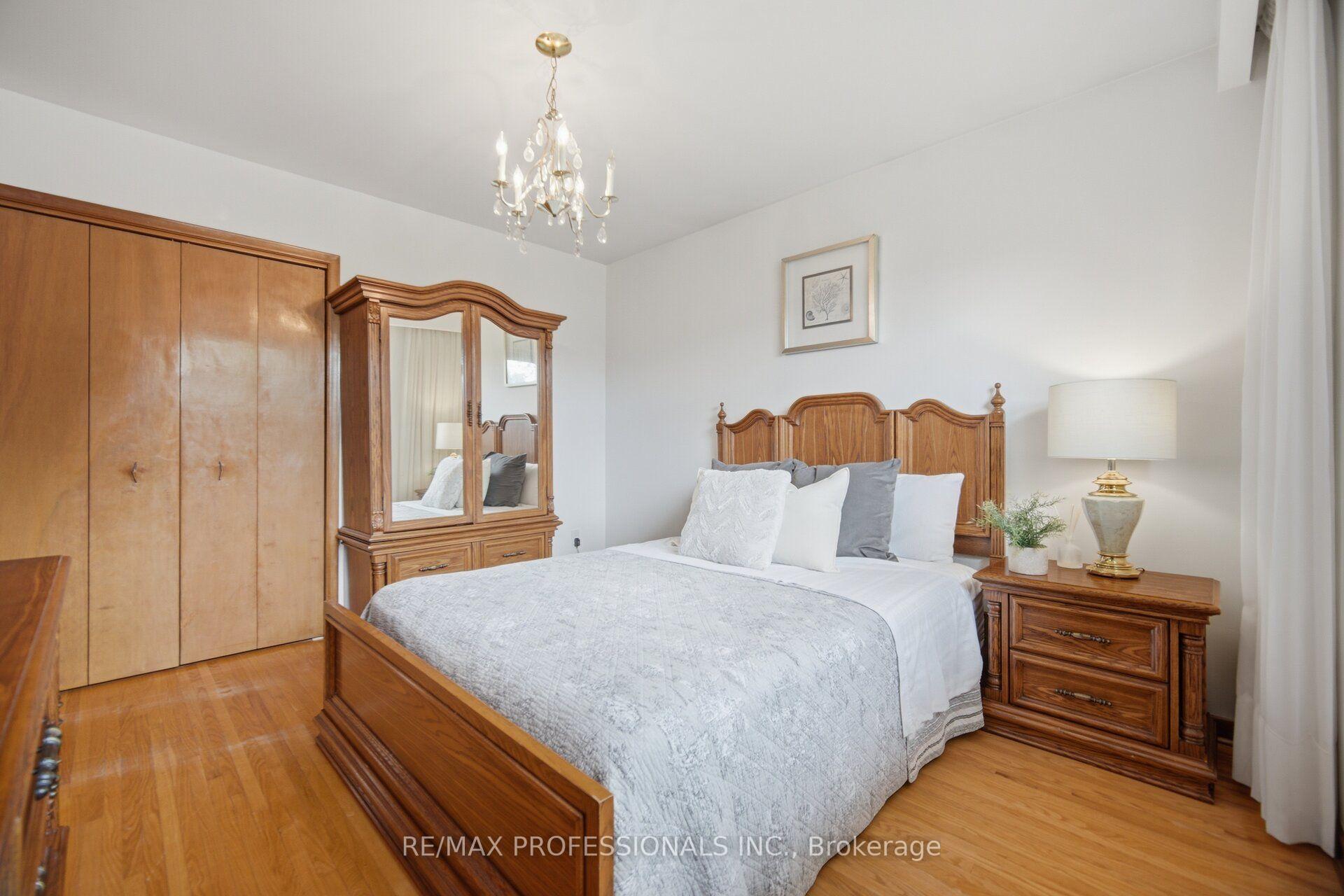 Photo 26 of 19 Earldown Drive, Etobicoke, Willowridge-Martingrove-Richview — HOMEH