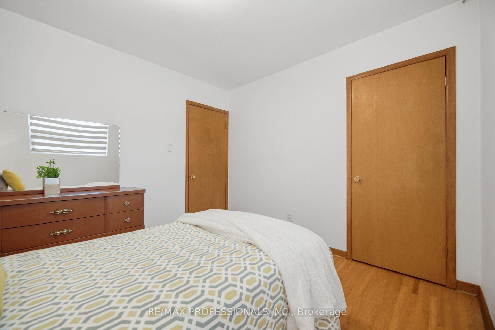 Photo 33 of 19 Earldown Drive, Etobicoke, Willowridge-Martingrove-Richview — HOMEH