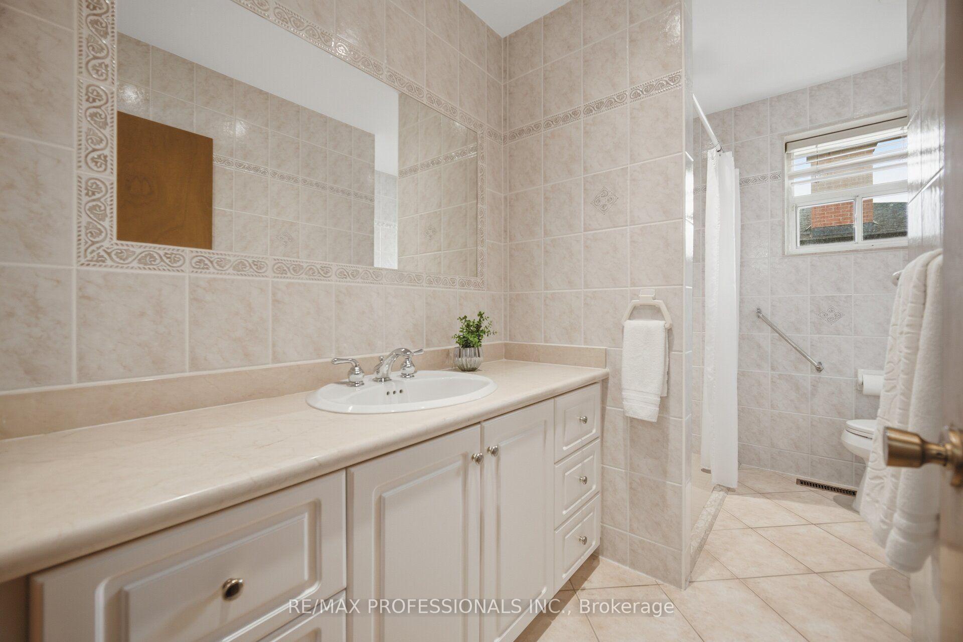 Photo 36 of 19 Earldown Drive, Etobicoke, Willowridge-Martingrove-Richview — HOMEH