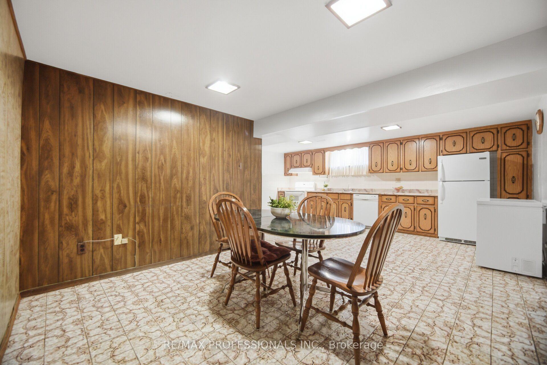 Photo 44 of 19 Earldown Drive, Etobicoke, Willowridge-Martingrove-Richview — HOMEH