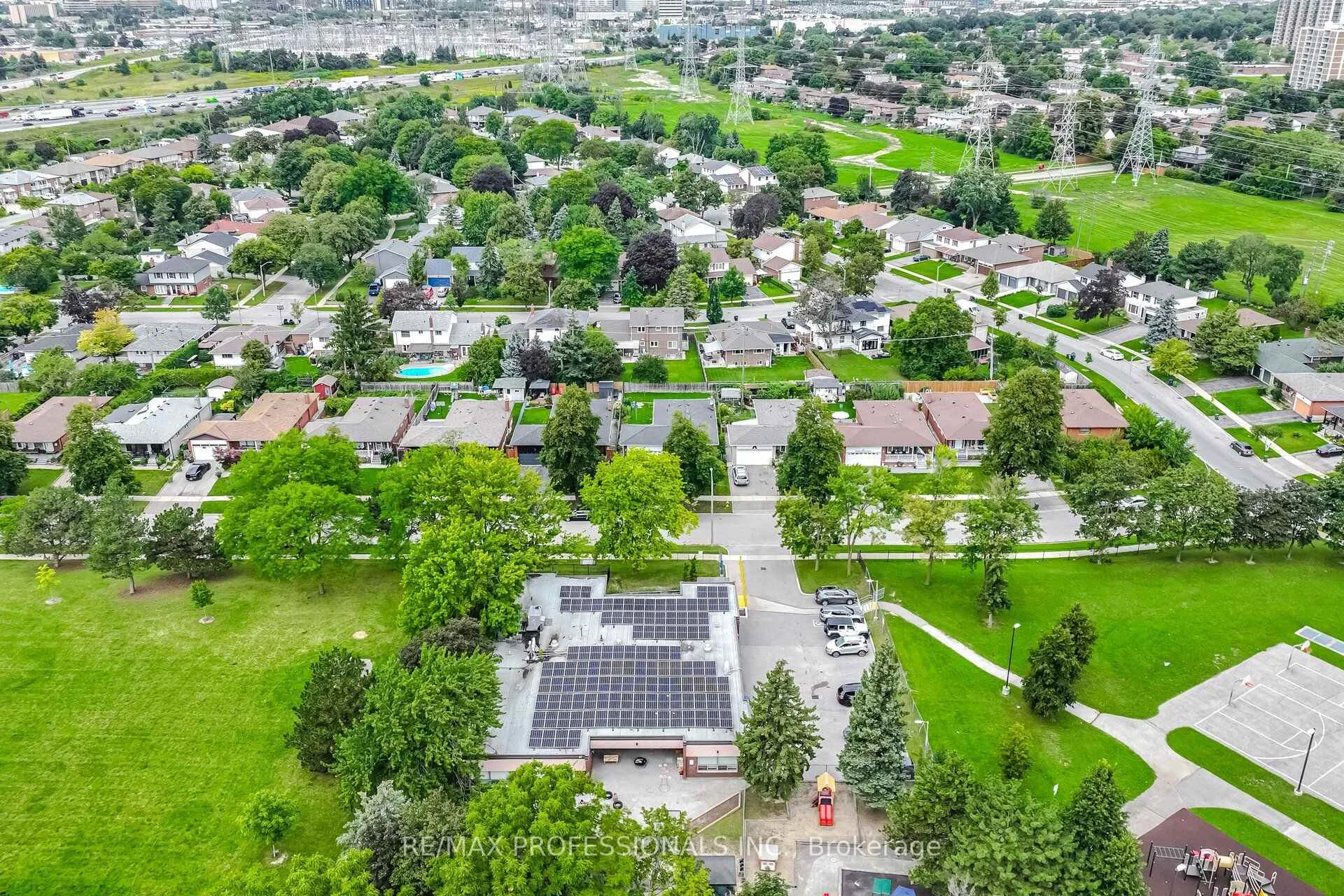 Photo 8 of 19 Earldown Drive, Etobicoke, Willowridge-Martingrove-Richview — HOMEH