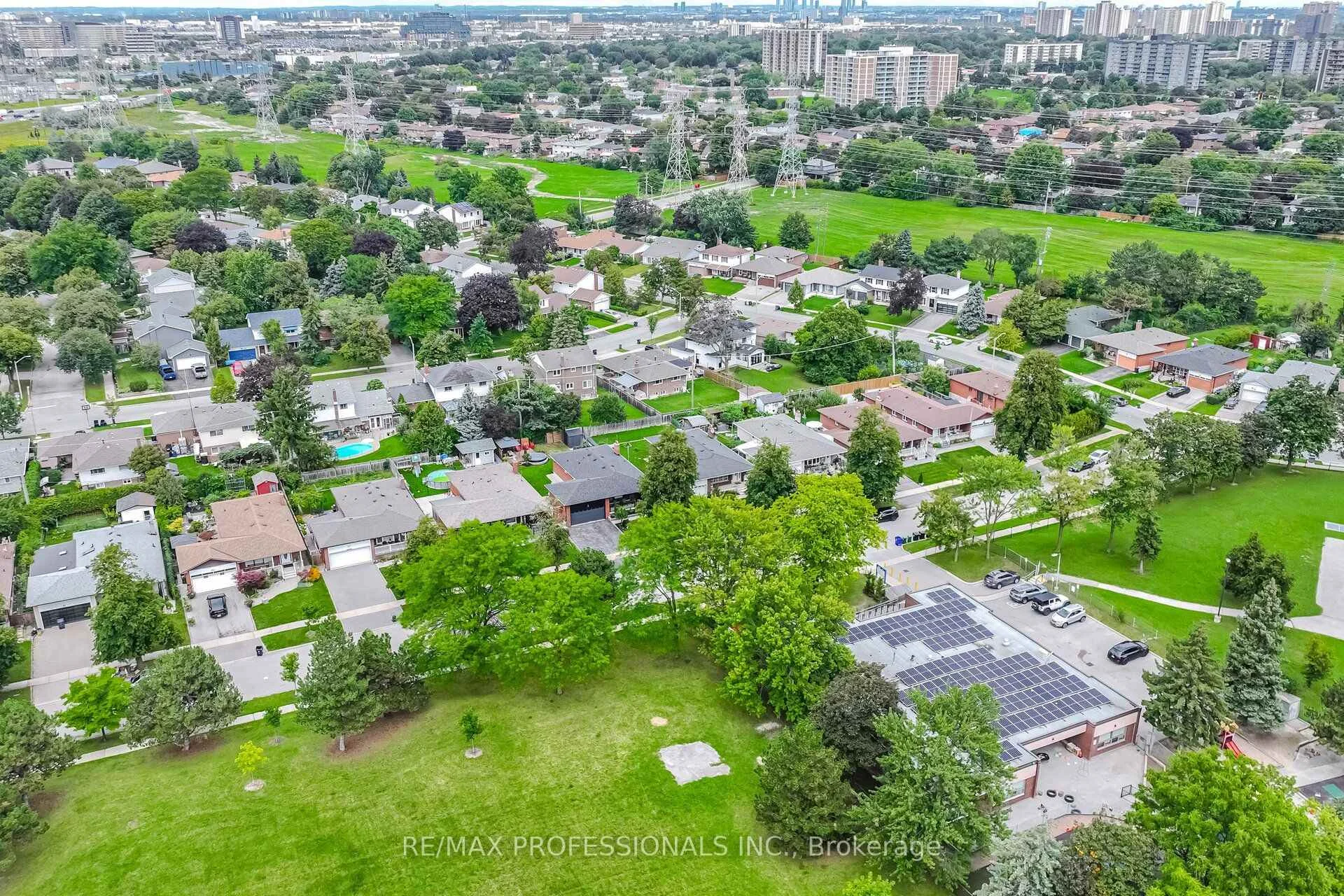 Photo 11 of 19 Earldown Drive, Etobicoke, Willowridge-Martingrove-Richview — HOMEH
