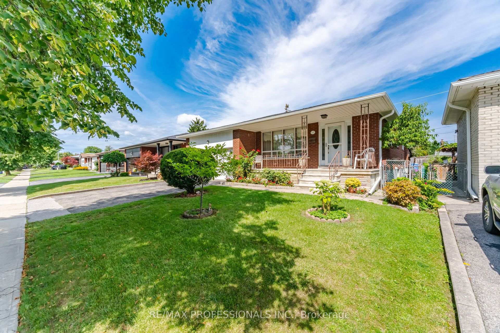 Photo 2 of 19 Earldown Drive, Etobicoke, Willowridge-Martingrove-Richview — HOMEH