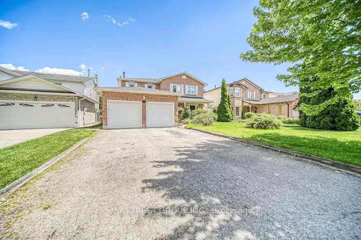 Photo 2 of 27 Gladiola Court, Whitby, Rolling Acres — HOMEH