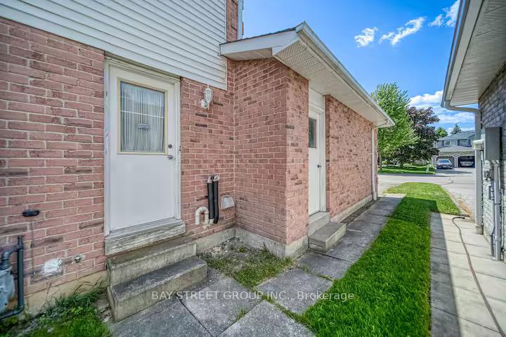 Photo 3 of 27 Gladiola Court, Whitby, Rolling Acres — HOMEH
