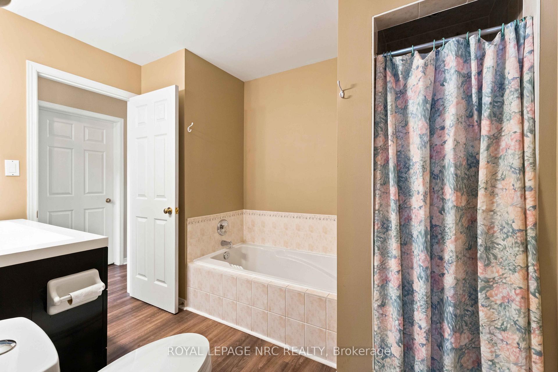 Photo 23 of 5130 St. George's Drive, Lincoln, Beamsville — HOMEH