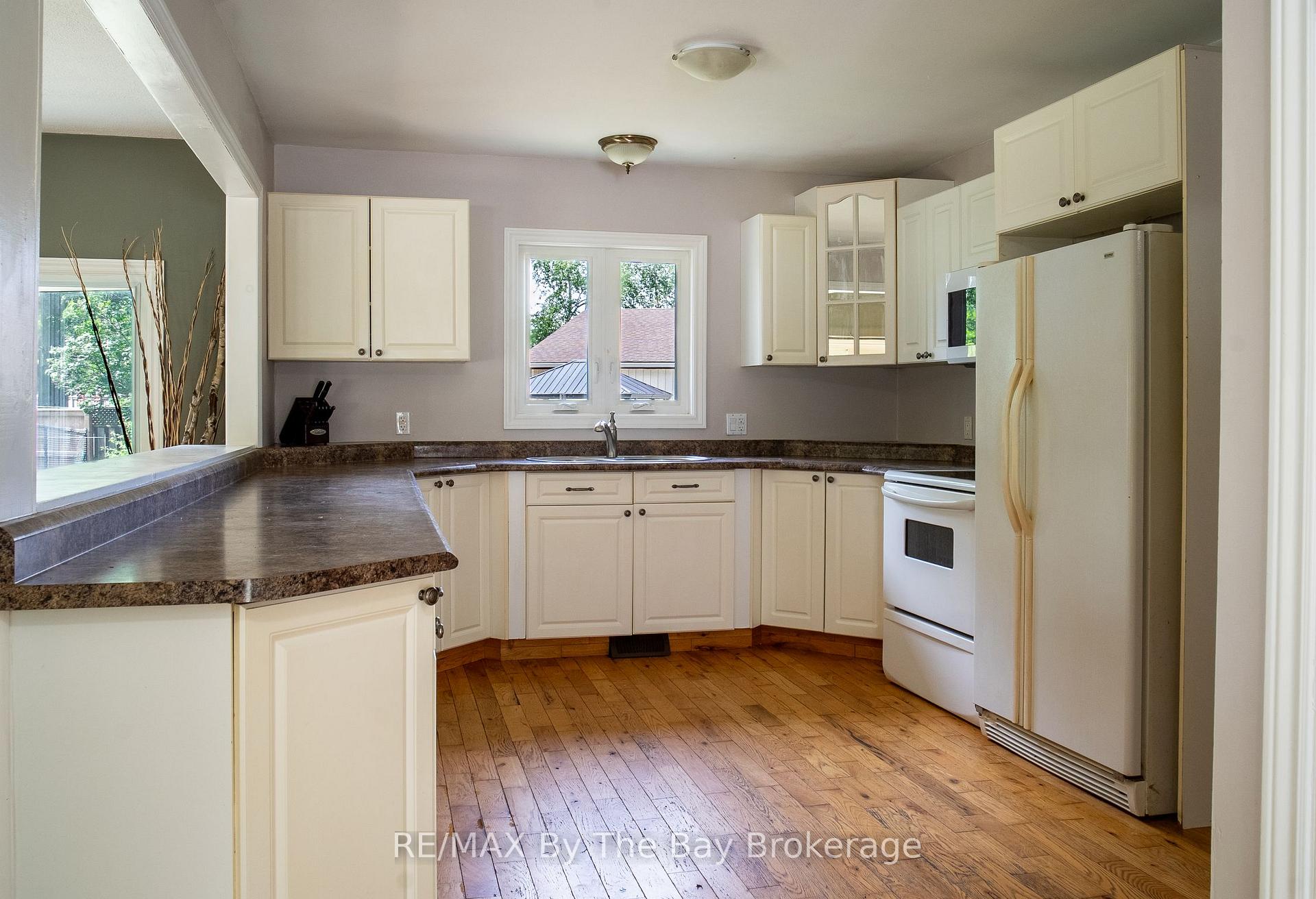 Photo 4 of 74 Oxbow Park Drive, Wasaga Beach — HOMEH